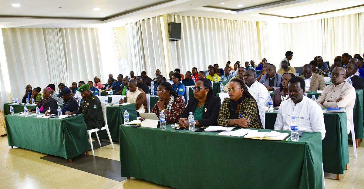 RwandaNorth's tweet photo. Minisitiri @U_Consolee yagaragaje ko kugira ngo Umuryango utekanye kandi ushoboye ugerweho, hakenewe ubufatanye bw'inzego zitandukanye mu gukemura ibibazo bikigaragara, birimo kurandura inzoga zitujuje ubuziranenge, abana bo mu mihanda n’abakoreshwa imirimo itemewe, umwanda,... https://t.co/t2UYQ4lutN