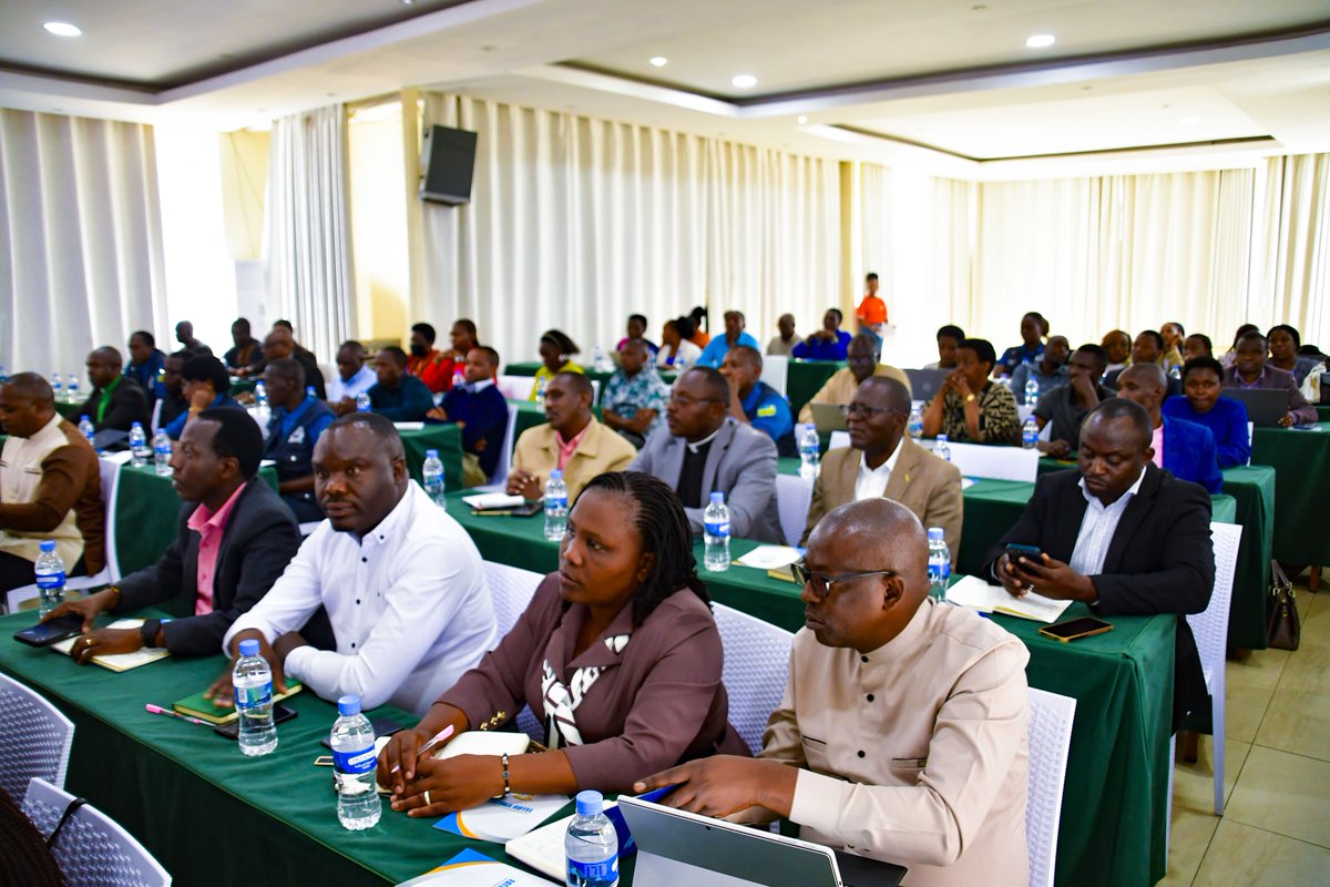 RwandaNorth's tweet photo. Minisitiri @U_Consolee yagaragaje ko kugira ngo Umuryango utekanye kandi ushoboye ugerweho, hakenewe ubufatanye bw'inzego zitandukanye mu gukemura ibibazo bikigaragara, birimo kurandura inzoga zitujuje ubuziranenge, abana bo mu mihanda n’abakoreshwa imirimo itemewe, umwanda,... https://t.co/t2UYQ4lutN