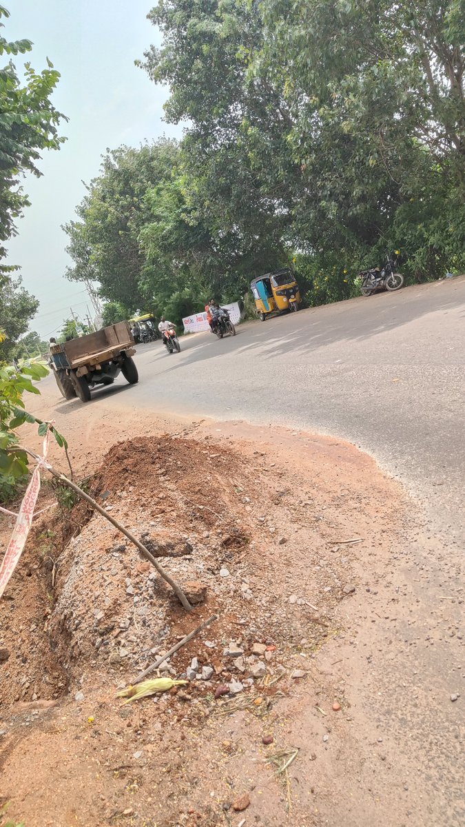 prank_reddy's tweet photo. 🚨⚠️ SERIOUS ROAD SAFETY ISSUE — PLEASE TAKE CARE, ESPECIALLY AT NIGHT ⚠️🚨
@HYDTP @GHMCOnline @TelanganaCMO @TelanganaDGP @CYBTRAFFIC
At nagole-bandlaguda road, road work has been carried out by digging the road, and the excavated soil has been piled approximately 3 feet high. https://t.co/CnGhV5V5lL
