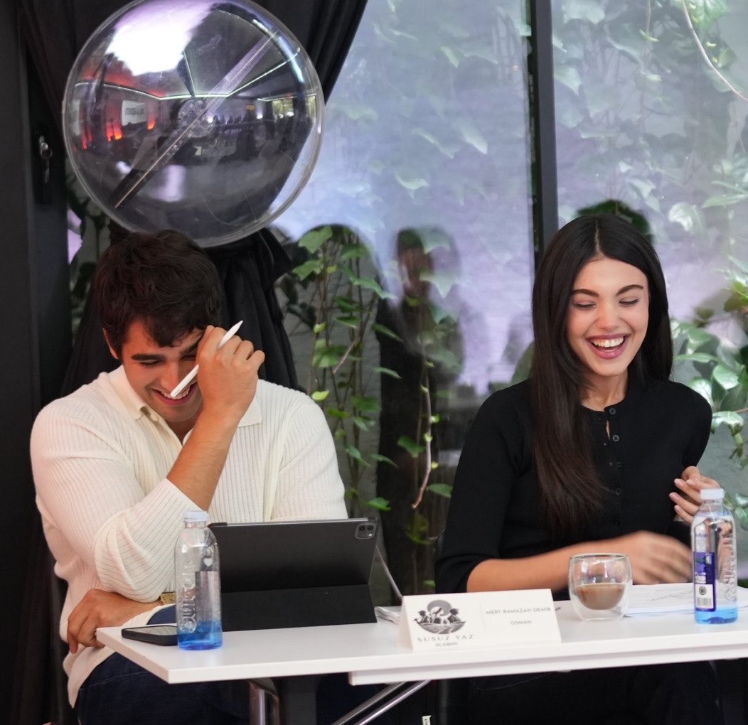 MuzikveTV's tweet photo. Lizge Cömert &amp; Mert Ramazan Demir ikilisini nasıl buldunuz?

#SusuzYaz https://t.co/hYcuvU9FK1