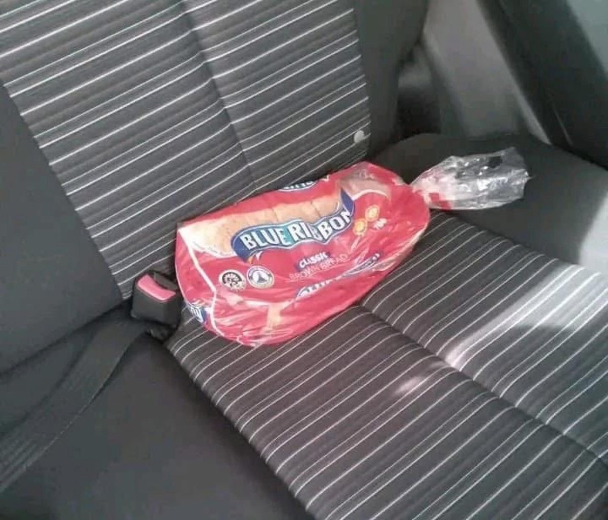Teezy_Promking's tweet photo. This is what I found after i gave 3 guys a lift from spar 😭😭😭😭 https://t.co/XvWti9oM6z