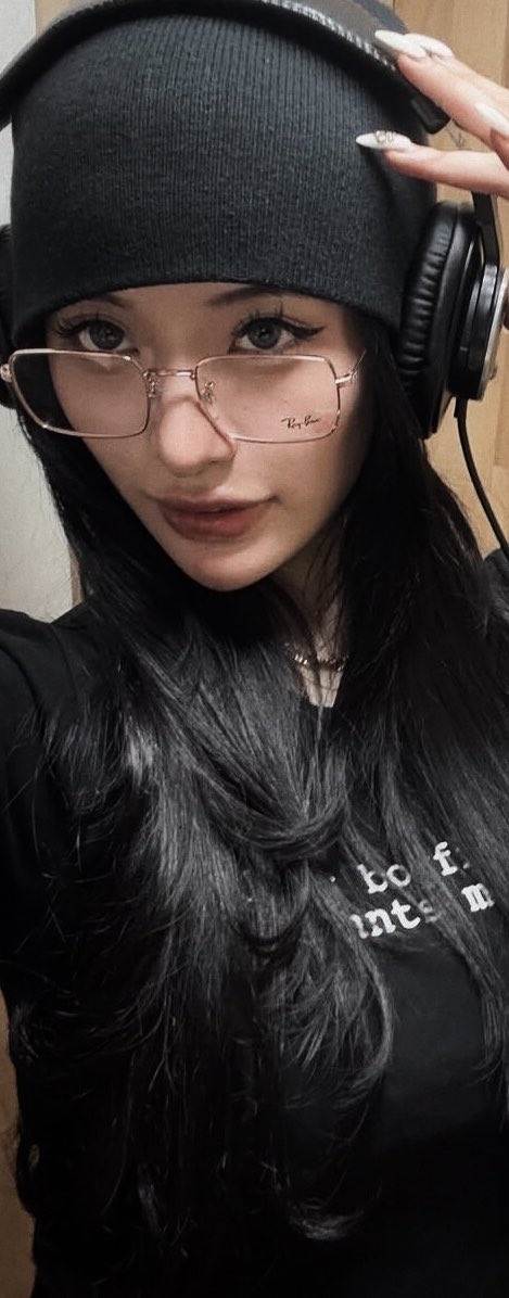 kitaderai's tweet photo. #BMF this woman is so friendless asf. https://t.co/HWxQmrPaQL