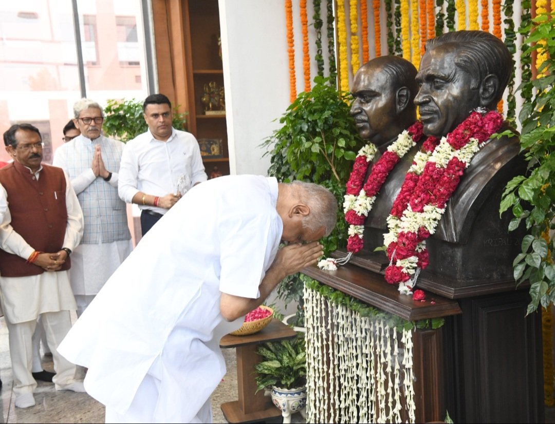 LalSinghArya's tweet photo. आज भाजपा केंद्रीय कार्यालय में एकात्म मानववाद के परणेता और अंत्योदय का मंत्र देने वाले श्रध्देय पंडित दीनदयाल उपाध्याय जी की जयन्ती पर राष्ट्रीय महामंत्री संगठन श्री @blsanthosh जी और अनेक पार्टी के बरिष्ठ नेताओ के साथ पुष्पांजलि अर्पित करने का सौभाग्य प्राप्त हुआ।

#पंडित_दीनदयाल_उपाध्याय_जयंती