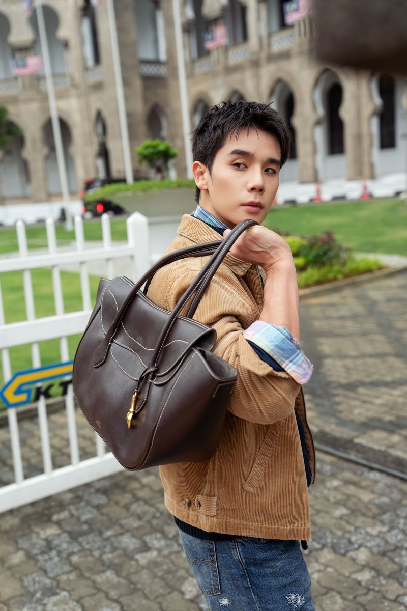 woopmag's tweet photo. จิมมี่–จิตรพล  #jimmyyjp ถ่ายทอด 2 Street Style จาก Polo Ralph Lauren ท่ามกลางบรรยากาศกัวลาลัมเปอร์

#RalphLauren #RalphLaurenMY #PoloRalphLauren  

หลังเดินทางสู่กรุงกัวลาลัมเปอร์ ประเทศมาเลเซีย เพื่อร่วมเฉลิมฉลองการเปิดตัวช็อปใหม่ของ Ralph Lauren และ Ralph’s Coffee ณ Suria KLCC สองนักแสดง จิมมี่–จิตรพล  และ เลิฟ–ภัทรานิษฐ์ ถ่ายทอดอีกมุมของ Polo Ralph Lauren ผ่าน 2 Street Style ที่นำไอเท็มคลาสสิกของแบรนด์มามิกซ์แอนด์แมตช์พร้อมคอมพลีตแต่ละลุคด้วย Polo Blaze Bag กระเป๋าจากคอลเลกชัน Fall 2026  

เริ่มต้นด้วยลุคโทนเอิร์ธที่โดดเด่นด้วยการผสมผสานเลเยอร์และเท็กซ์เจอร์  จิมมี่มาใน Embroidered Canvas Track Jacket สวมทับ The Iconic Rugby Shirt ลายทาง จับคู่กับกางเกงชิโนและ Polo Blaze Bag ผสานความสปอร์ตเข้ากับความคลาสสิกตามแบบฉบับแบรนด์   

อีกหนึ่งลุคเผยกลิ่นอาย Preppy ที่เชื่อมโยงกับรากฐานของสไตล์อเมริกันอันเป็นเอกลักษณ์ของ Polo Ralph Lauren จิมมี่มาใน Embroidered Canvas Track Jacket สวมทับ The Iconic Rugby Shirt ลายทาง จับคู่กับกางเกงชิโนและ Polo Blaze Bag ผสานความสปอร์ตเข้ากับความคลาสสิกตามแบบฉบับแบรนด์ เป็นการมิกซ์แอนด์แมตช์ไอเท็มซิกเนเจอร์ของ Polo Ralph Lauren ที่สะท้อนกลิ่นอาย American Heritage ได้อย่างลงตัว
