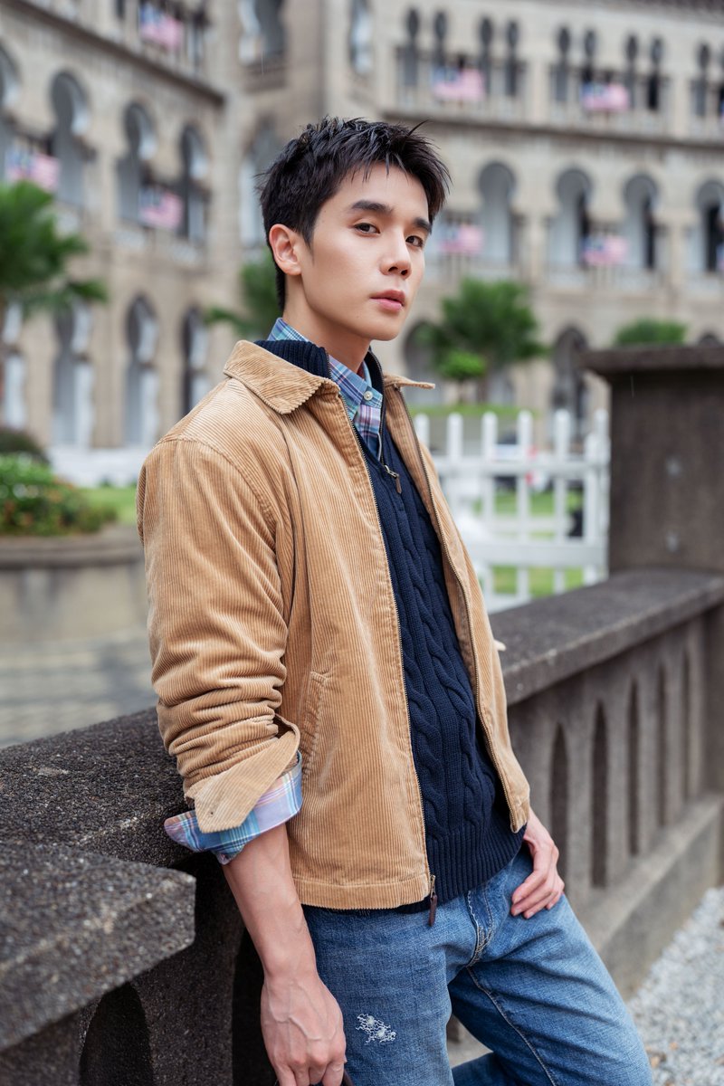 woopmag's tweet photo. จิมมี่–จิตรพล  #jimmyyjp ถ่ายทอด 2 Street Style จาก Polo Ralph Lauren ท่ามกลางบรรยากาศกัวลาลัมเปอร์

#RalphLauren #RalphLaurenMY #PoloRalphLauren  

หลังเดินทางสู่กรุงกัวลาลัมเปอร์ ประเทศมาเลเซีย เพื่อร่วมเฉลิมฉลองการเปิดตัวช็อปใหม่ของ Ralph Lauren และ Ralph’s Coffee ณ Suria KLCC สองนักแสดง จิมมี่–จิตรพล  และ เลิฟ–ภัทรานิษฐ์ ถ่ายทอดอีกมุมของ Polo Ralph Lauren ผ่าน 2 Street Style ที่นำไอเท็มคลาสสิกของแบรนด์มามิกซ์แอนด์แมตช์พร้อมคอมพลีตแต่ละลุคด้วย Polo Blaze Bag กระเป๋าจากคอลเลกชัน Fall 2026  

เริ่มต้นด้วยลุคโทนเอิร์ธที่โดดเด่นด้วยการผสมผสานเลเยอร์และเท็กซ์เจอร์  จิมมี่มาใน Embroidered Canvas Track Jacket สวมทับ The Iconic Rugby Shirt ลายทาง จับคู่กับกางเกงชิโนและ Polo Blaze Bag ผสานความสปอร์ตเข้ากับความคลาสสิกตามแบบฉบับแบรนด์   

อีกหนึ่งลุคเผยกลิ่นอาย Preppy ที่เชื่อมโยงกับรากฐานของสไตล์อเมริกันอันเป็นเอกลักษณ์ของ Polo Ralph Lauren จิมมี่มาใน Embroidered Canvas Track Jacket สวมทับ The Iconic Rugby Shirt ลายทาง จับคู่กับกางเกงชิโนและ Polo Blaze Bag ผสานความสปอร์ตเข้ากับความคลาสสิกตามแบบฉบับแบรนด์ เป็นการมิกซ์แอนด์แมตช์ไอเท็มซิกเนเจอร์ของ Polo Ralph Lauren ที่สะท้อนกลิ่นอาย American Heritage ได้อย่างลงตัว