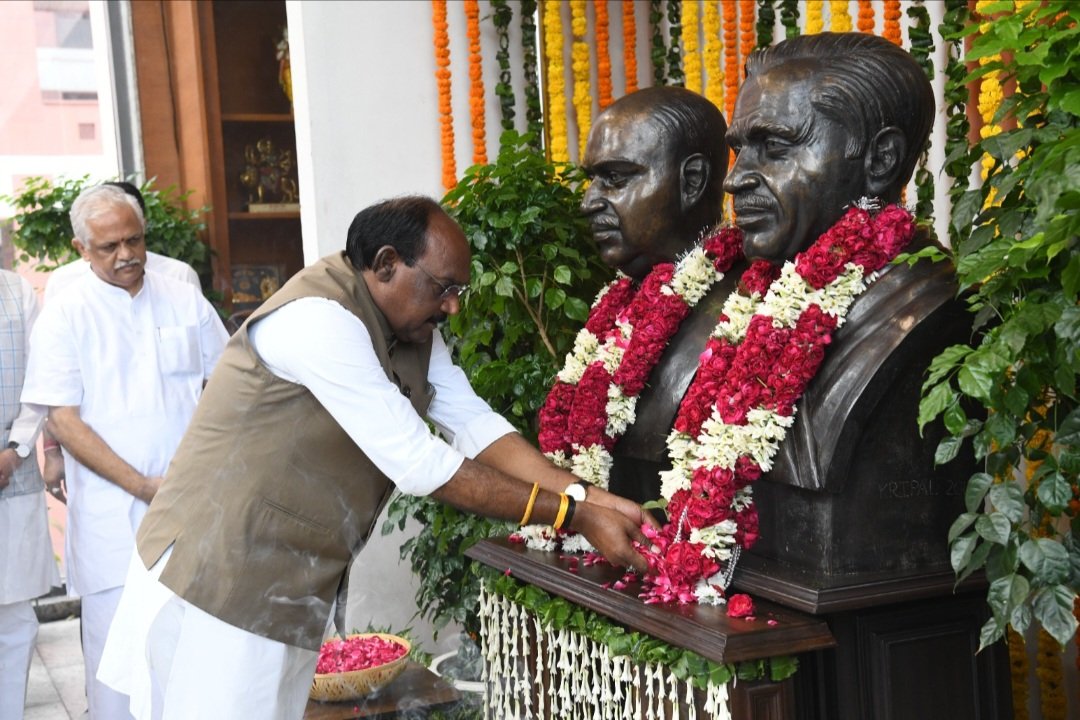 LalSinghArya's tweet photo. आज भाजपा केंद्रीय कार्यालय में एकात्म मानववाद के परणेता और अंत्योदय का मंत्र देने वाले श्रध्देय पंडित दीनदयाल उपाध्याय जी की जयन्ती पर राष्ट्रीय महामंत्री संगठन श्री @blsanthosh जी और अनेक पार्टी के बरिष्ठ नेताओ के साथ पुष्पांजलि अर्पित करने का सौभाग्य प्राप्त हुआ।

#पंडित_दीनदयाल_उपाध्याय_जयंती