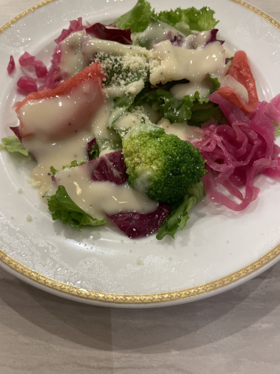 kahiiro99's tweet photo. 今週お疲れ様でした🍵
本日は少しあげ。
最近のごはん、レストラン　サンマルクでハンバーグとサラダ🥗🍖
旧アプリのポイントがそのうち失効になるらしくその前に交換&amp;利用。
なかなか凝った盛り付け❗️

到着優待は、
✅すかいらーく
2000ポイント💫 https://t.co/huiQXBuTzs