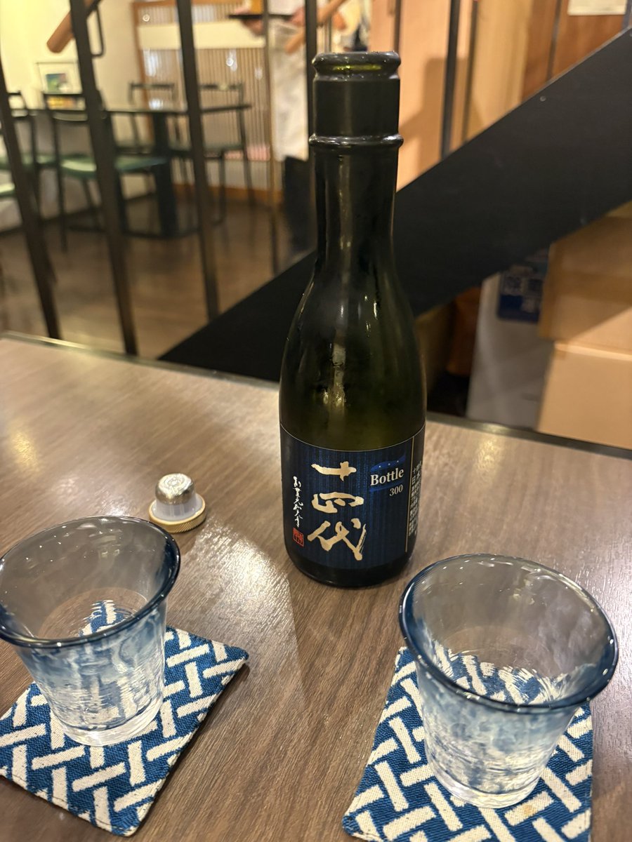 rugure383's tweet photo. 十四代が飲めるそば屋、庄司屋に来ました
十四代も美味いしそばも美味い！
店員さんに確認したところビンはお持ち帰りOKとのこと
大切に飾らせていただきます https://t.co/vzmROpX1yi