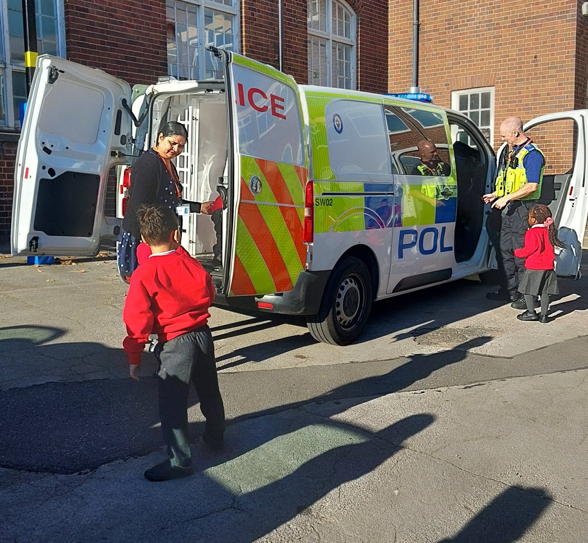 SmethwickWMP's tweet photo. PCSO's Mark &amp; Linda at Uplands Manor School today @SandwellPolice @sandwe https://t.co/KbMfdoigeV