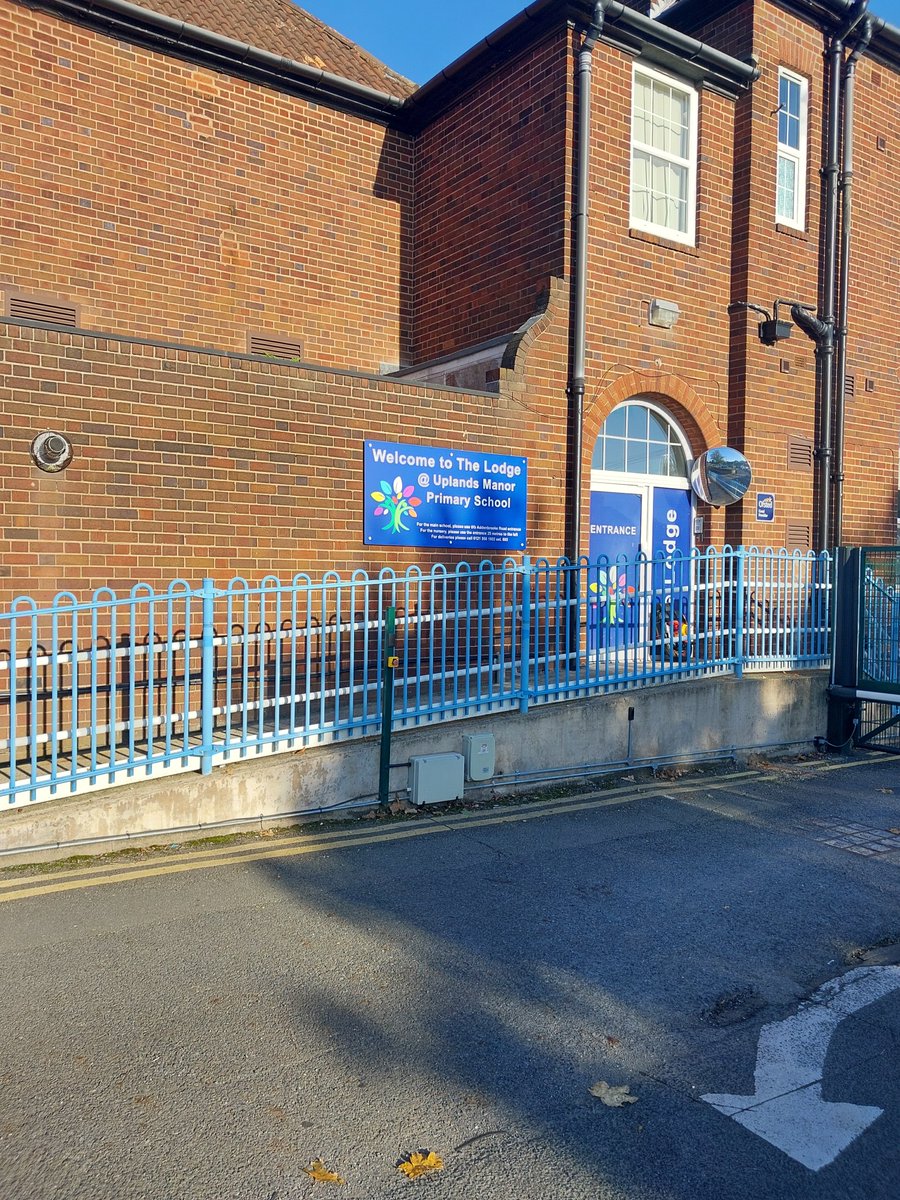 SmethwickWMP's tweet photo. PCSO's Mark &amp; Linda at Uplands Manor School today @SandwellPolice @sandwe https://t.co/KbMfdoigeV