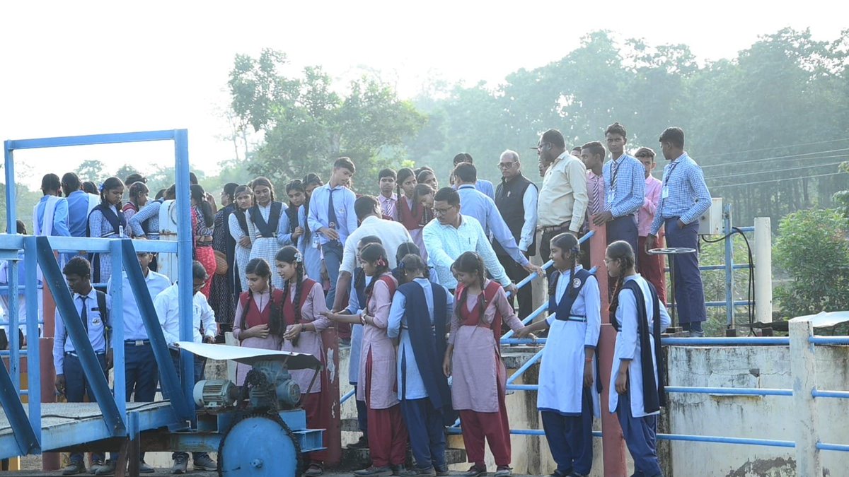 JJMKabirdham's tweet photo. सेवा संकल्प अभियान | कबीरधाम
जल जीवन मिशन के तहत #OneDistrictOneStudentTour पहल में विद्यार्थियों का जल प्रदाय योजनाओं, WTP एवं जल गुणवत्ता परीक्षण प्रयोगशाला का Exposure Visit कराया गया।
#JalJeevanMission #StudentExposureVisit https://t.co/KQA3KwpUIZ