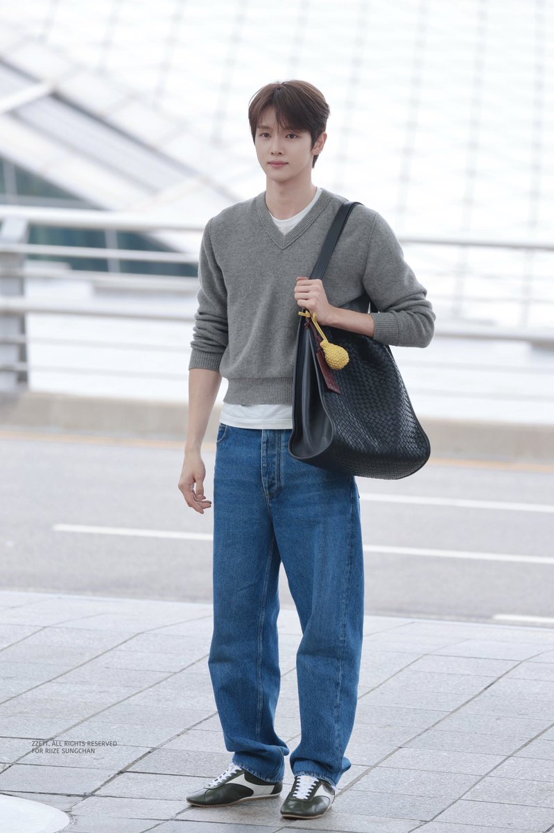 sungchanlands's tweet photo. 📈 260925 | Theqoo — Hot Category

"RIIZE Sungchan departing for Milan in real time (attending the Bottega Veneta Show)"

💬 It suits you well 
💬Purity
💬He looks so much like an actor I wonder if he has any thoughts about acting lol. I want to see him on the show
💬 He really has a broad shoulders 
💬He has a truly innocent, handsome and clean face
💬I think acting suits him better than being an idol
~ you haven't seen popipo yet, he suits the idol role well too.. please show lots of interest in jung sungchan 
💬He is really neatly handsome 
💬 Enhancing national prestige 
💬 Aww look at that physique 
💬 He is a handsome man with innocent look
💬 I really want that keyring. Look at that Bottega Veneta weave vibe
💬 He has such a clean-cut look, but after watching Bo Peep Bo Peep he's totally an idol. I end up watching that video everytime it pops up. Thanks to Sungchan I had a happy day
💬 The epitome of handsomeness
💬 Oh my and the dandy look suits you well, Bottega is the perfect fit. 

🖇️ https://t.co/jvYsQ5haSn 
#RIIZE #라이즈 
#SUNGCHAN #성찬 #ソンチャン