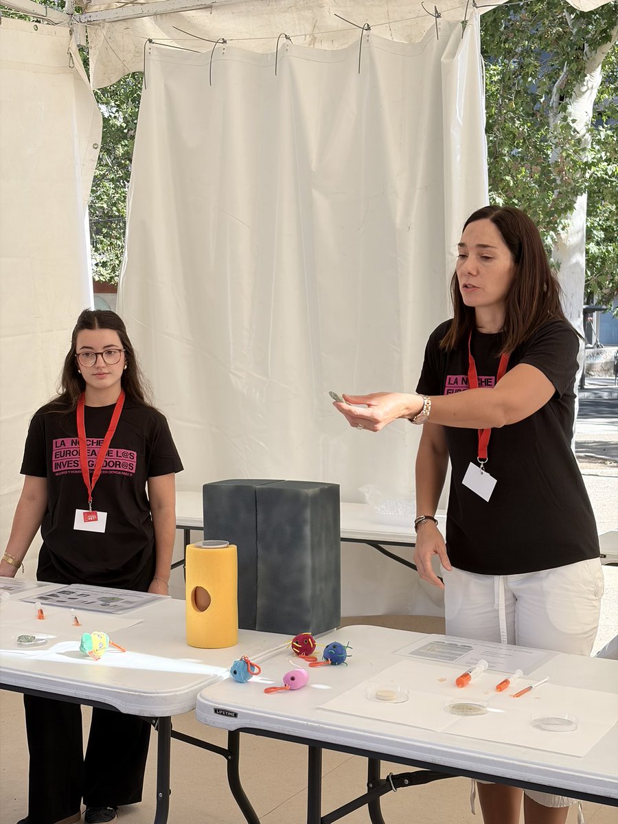 UGRdivulga's tweet photo. #NIGHTspain ¡Llegamos al ecuador de “La Mañana», con el Paseo del Salón de Granada y los itinerarios en la @fcienciasugr a pleno rendimiento!

⭐️ ¡Esta tarde más, y para todos los públicos! 

Actividades en #Granada: 

https://t.co/KJ6e318dqy

@FDescubre https://t.co/zg8QMISR58