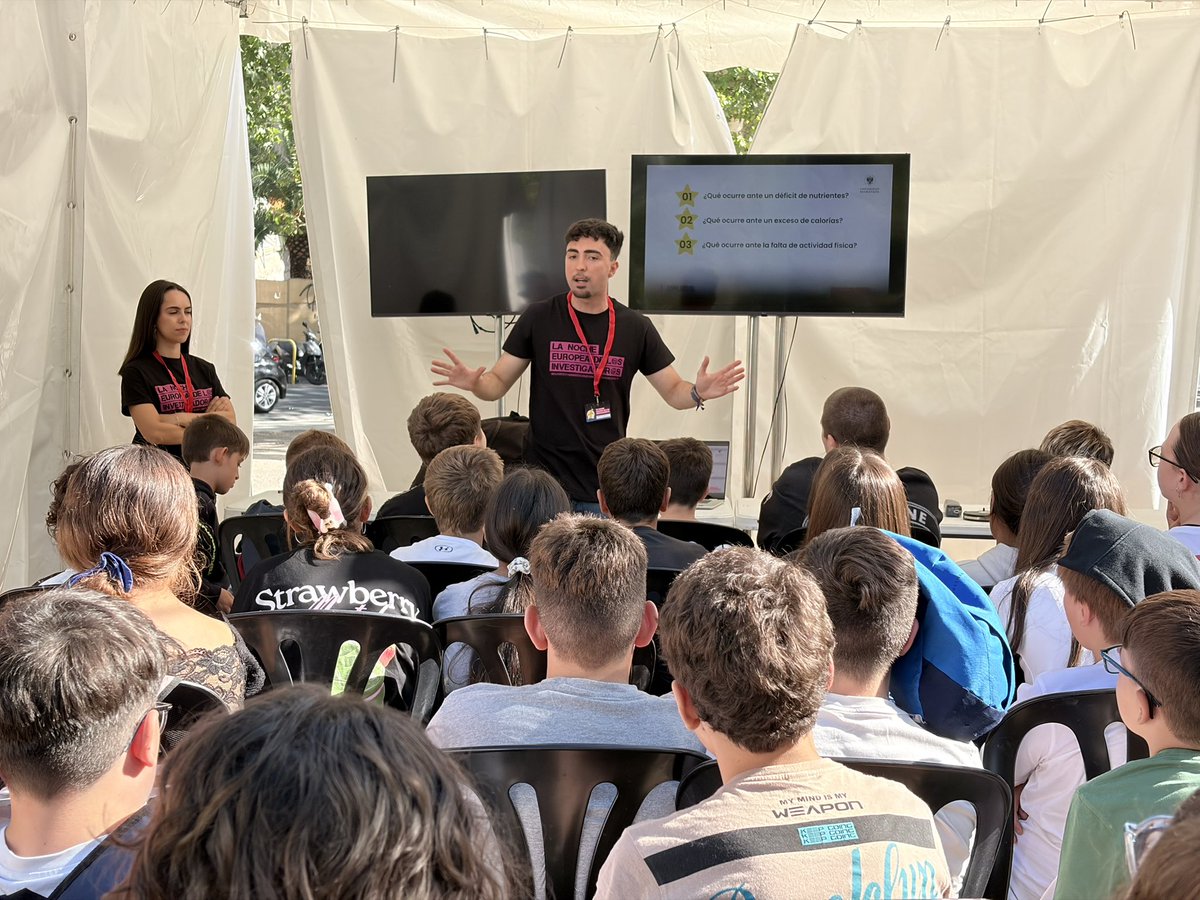 UGRdivulga's tweet photo. #NIGHTspain ¡Llegamos al ecuador de “La Mañana», con el Paseo del Salón de Granada y los itinerarios en la @fcienciasugr a pleno rendimiento!

⭐️ ¡Esta tarde más, y para todos los públicos! 

Actividades en #Granada: 

https://t.co/KJ6e318dqy

@FDescubre https://t.co/zg8QMISR58