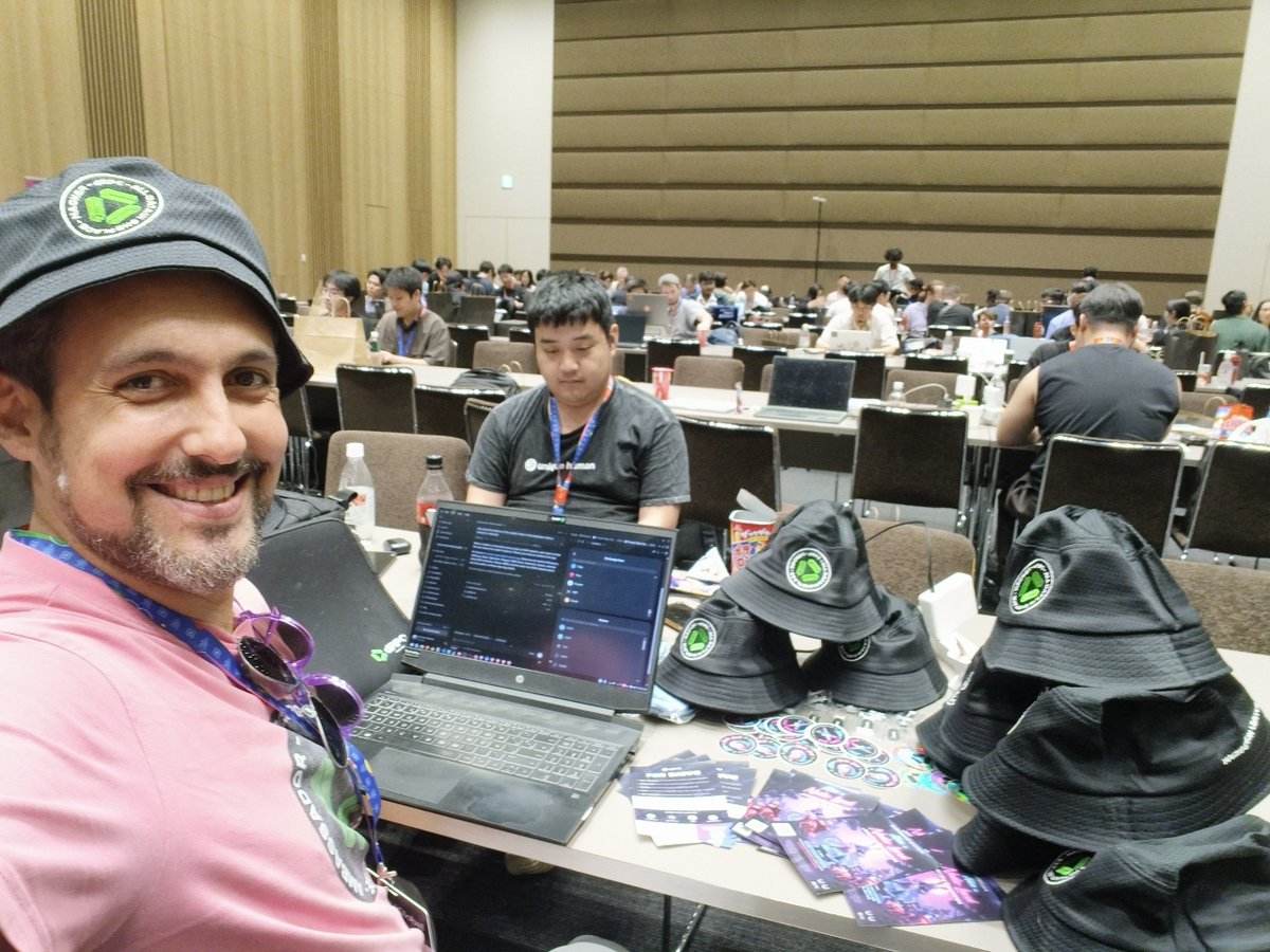 dRPCorg's tweet photo. 🇯🇵 100 Hackathon Man、ついにラスボス・東京へ。 🗼

Armandoが@ETHGlobal Tokyoに参戦中！ハッカー、開発途中のプロジェクト、大量のカフェイン、そしてなぜか午前3時に突然現れる問題たち。100以上のハッカソンを経験してきた彼にとって、まさにいつもの場所です。

ハックにRPCインフラが必要なら、@armsves を探してみてください。NodeCloudなら220以上のネットワークにすぐ接続。オープンソース＆セルフホスト型のNodeCoreなら、自分だけのRPCインフラも構築できます。もちろん、100以上のハッカソンで培った攻略のコツもぜひ聞いてみてください。

そして、ハッカーのサバイバルギアも東京に到着済み。「Don’t talk to me」バケットハット、「Coding in my head」アイマスク、「Don’t peep on me」ウェブカメラカバーもあります。😎

東京のハッカーのみなさん、頑張って！🇯🇵

•••

🗼 100 Hackathon Man has reached the final boss: Tokyo.

Armando is at @ETHGlobal Tokyo for another weekend in his natural habitat: surrounded by hackers, half-finished projects, questionable amounts of caffeine, and problems that somehow only appear at 3am.

Need RPC infra for your hack? Find @armsves to connect instantly to 220+ networks with NodeCloud, build your own self-hosted setup with NodeCore, or just steal a few tips from 100+ hackathons.

And yes, the hacker survival gear made it to Tokyo too: “Don’t talk to me” bucket hats, “Coding in my head” sleep masks, and “Don’t peep on me” webcam covers included. 😎

Good luck, Tokyo hackers! 🇯🇵