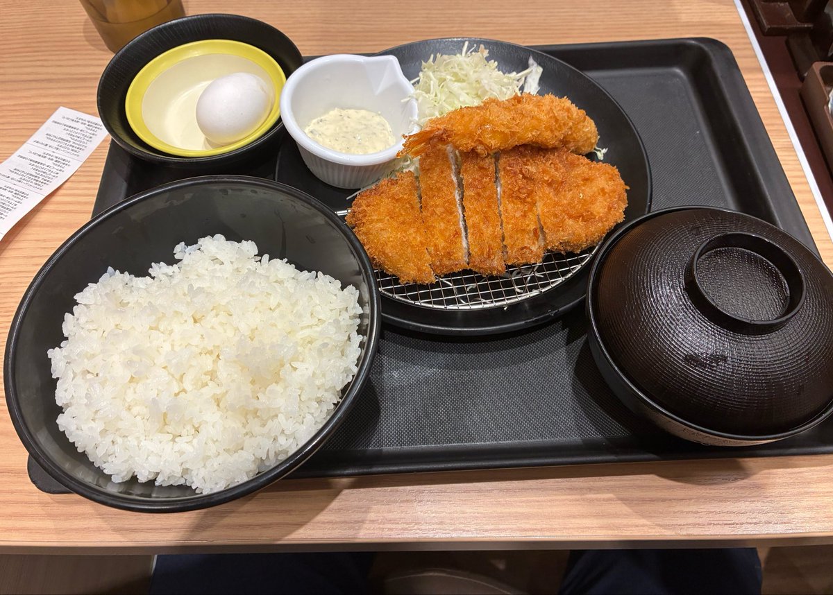 tokey7's tweet photo. まつのレジェンドありがとうセット生卵追加
800円以下でこれは確かに福祉 https://t.co/EIxBy86DRR