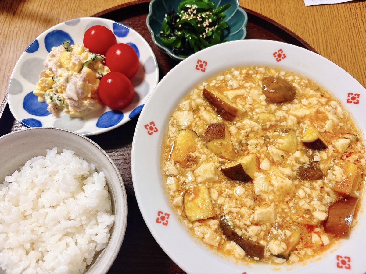 wa_awpoco's tweet photo. 🔸麻婆豆腐茄子
🔸ツナマヨサラダ
🔸ピーマンの塩昆布和え

冷奴用の豆腐を使ったので見事にほぼ崩れた！😆
でも小さい方が好きなので結果オーライ😋
茄子が思ってたのと違う…切り方かな🤔

マヨ系のサラダが欲しくてお家にある物で作れたのがツナマヨだった

#晩ごはん　#おうちごはん　#節約生活 https://t.co/8xQi5N3A7e