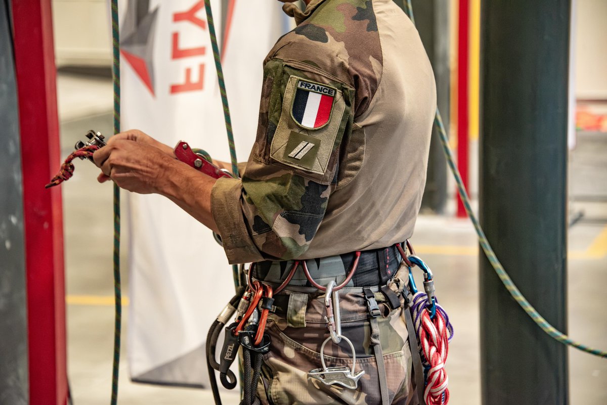 21_bsp's tweet photo. Współpraca polsko-francuska 🇵🇱🇫🇷
W Rzeszowie odbyło się szkolenie wspinaczkowe Podhalańczyków i żołnierzy francuskiego batalionu piechoty górskiej 13ᵉ Bataillon de chasseurs alpins, przygotowujące do udziału w kwalifikacjach do Wojskowej Odznaki Górskiej #21BSP. https://t.co/IRdnUBswKF