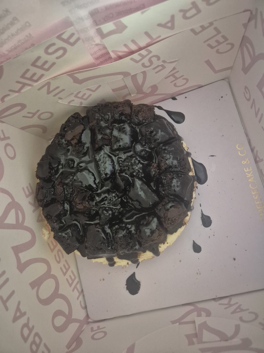 i_m__shiv's tweet photo. I ordered cheesecake from @Swiggy yesterday night, &amp; after paying about 800rs i got total shit....I complaint about this to @SwiggyCares but their response is totally ridiculous. Photos attached. Shame on you @Swiggy

#boycottswiggy 
OrderID: 249237431143181. https://t.co/228qqwlptp