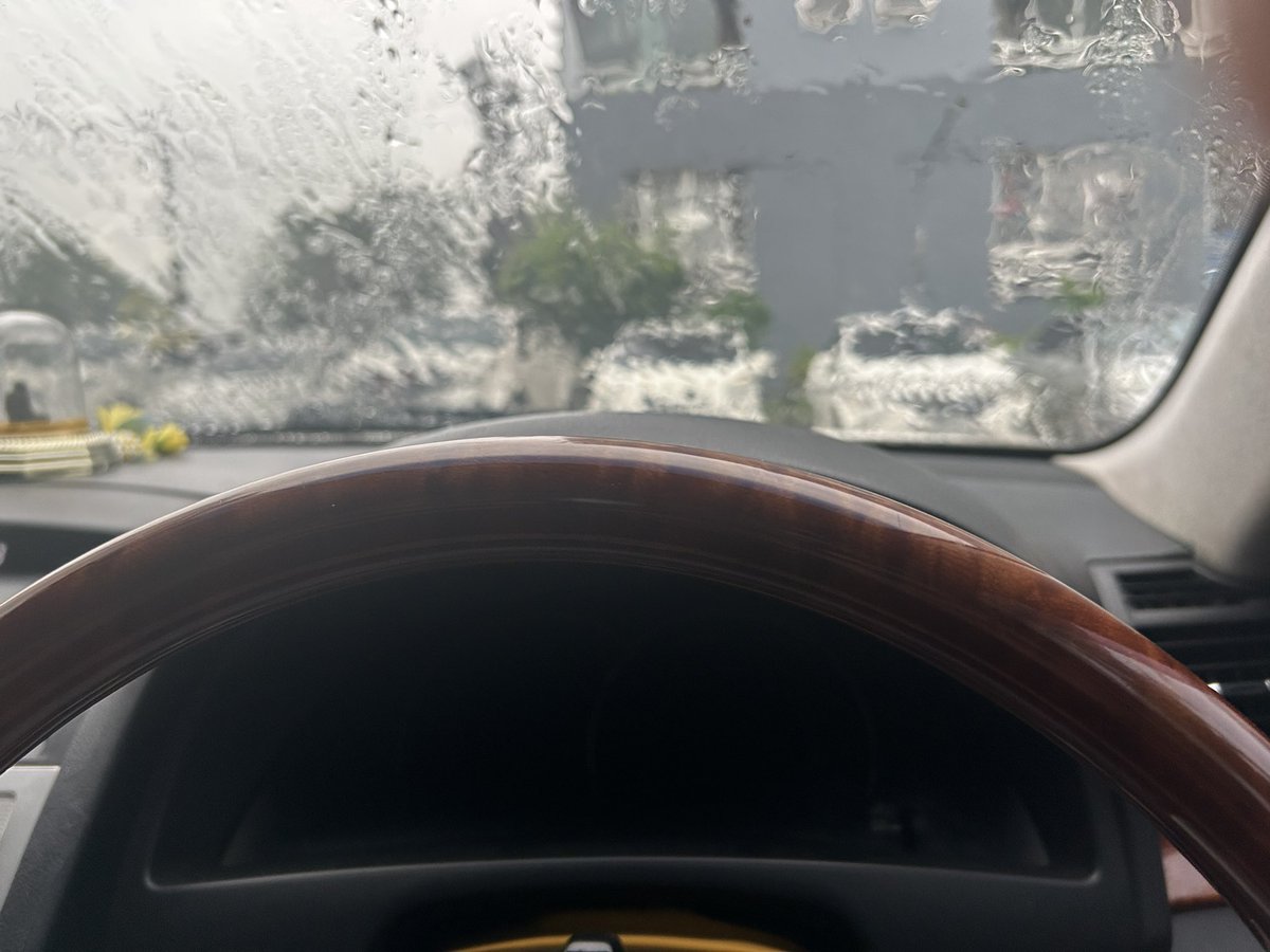 Jame__06's tweet photo. ฝนตกแบบนี้  บรรยากาศแบบนี้  ทำไมเหงาจัง
#รามคำแหง https://t.co/d9DZXF4SFo