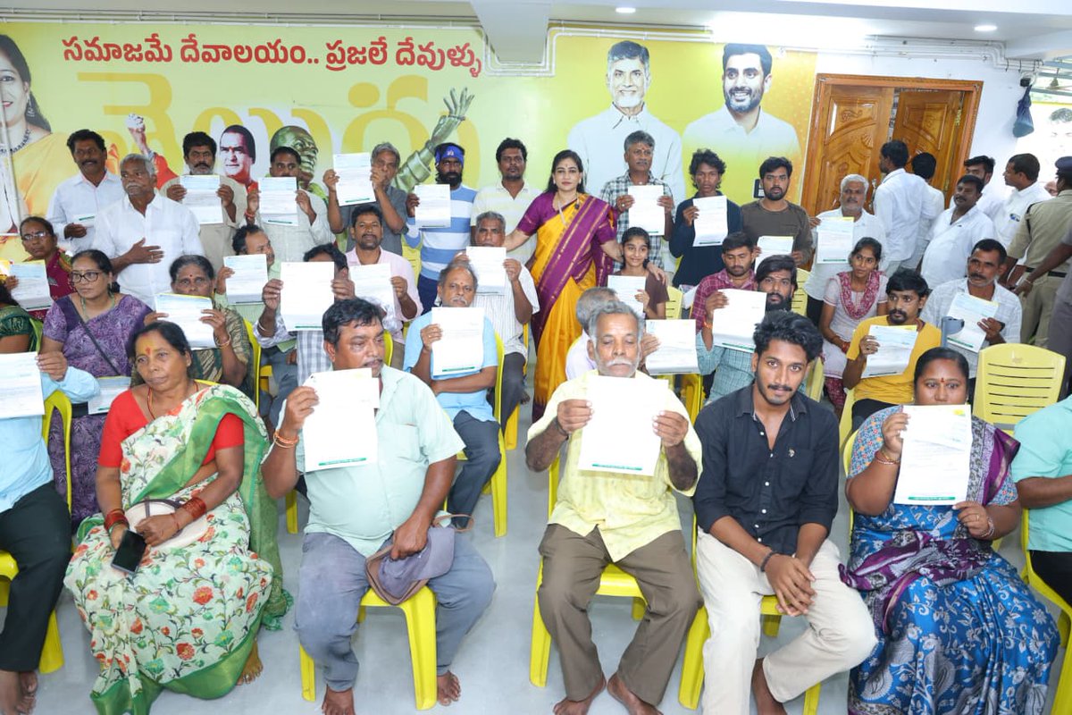 Anitha_TDP's tweet photo. పాయకరావుపేట నియోజకవర్గంలోని నాలుగు మండలాలకు చెందిన 52 మంది లబ్ధిదారులకు సీఎం రిలీఫ్ ఫండ్ చెక్కులను అందజేశాను.

అనారోగ్యం, అత్యవసర పరిస్థితుల్లో ఉన్న పేద కుటుంబాలకు ఈ సహాయం కొంత ఊరటనివ్వడం సంతోషంగా ఉంది. అర్హులైన ప్రతి ఒక్కరికీ ప్రభుత్వ సంక్షేమ పథకాల ప్రయోజనాలు అందేలా నిరంతరం కృషి చేస్తున్నాను.

ప్రజల కష్టాల్లో అండగా నిలవడమే మా ప్రభుత్వ సంకల్పం.

 పాయకరావుపేట ప్రజల కోసం, పాయకరావుపేట అభివృద్ధి కోసం, ఎల్లప్పుడూ మీతోనే.

#HomeMinister #VangalapudiAnitha #TDP #AndhraPradesh