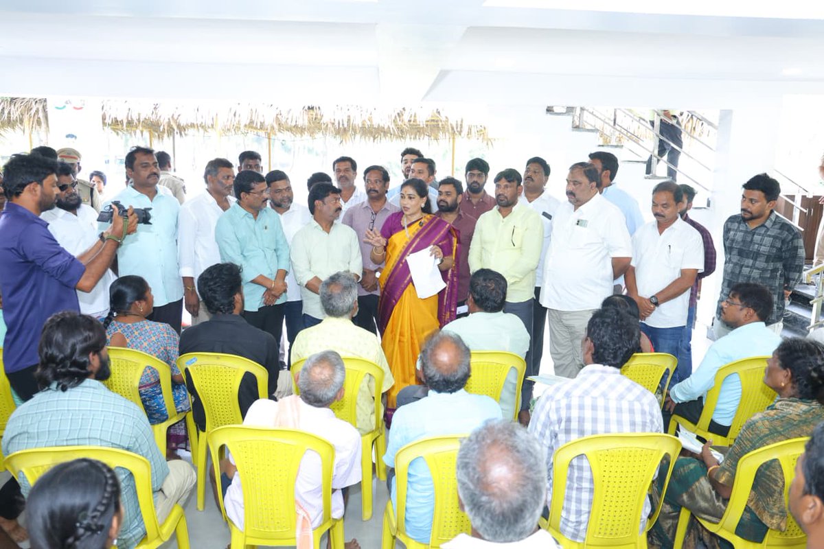 Anitha_TDP's tweet photo. పాయకరావుపేట నియోజకవర్గంలోని నాలుగు మండలాలకు చెందిన 52 మంది లబ్ధిదారులకు సీఎం రిలీఫ్ ఫండ్ చెక్కులను అందజేశాను.

అనారోగ్యం, అత్యవసర పరిస్థితుల్లో ఉన్న పేద కుటుంబాలకు ఈ సహాయం కొంత ఊరటనివ్వడం సంతోషంగా ఉంది. అర్హులైన ప్రతి ఒక్కరికీ ప్రభుత్వ సంక్షేమ పథకాల ప్రయోజనాలు అందేలా నిరంతరం కృషి చేస్తున్నాను.

ప్రజల కష్టాల్లో అండగా నిలవడమే మా ప్రభుత్వ సంకల్పం.

 పాయకరావుపేట ప్రజల కోసం, పాయకరావుపేట అభివృద్ధి కోసం, ఎల్లప్పుడూ మీతోనే.

#HomeMinister #VangalapudiAnitha #TDP #AndhraPradesh