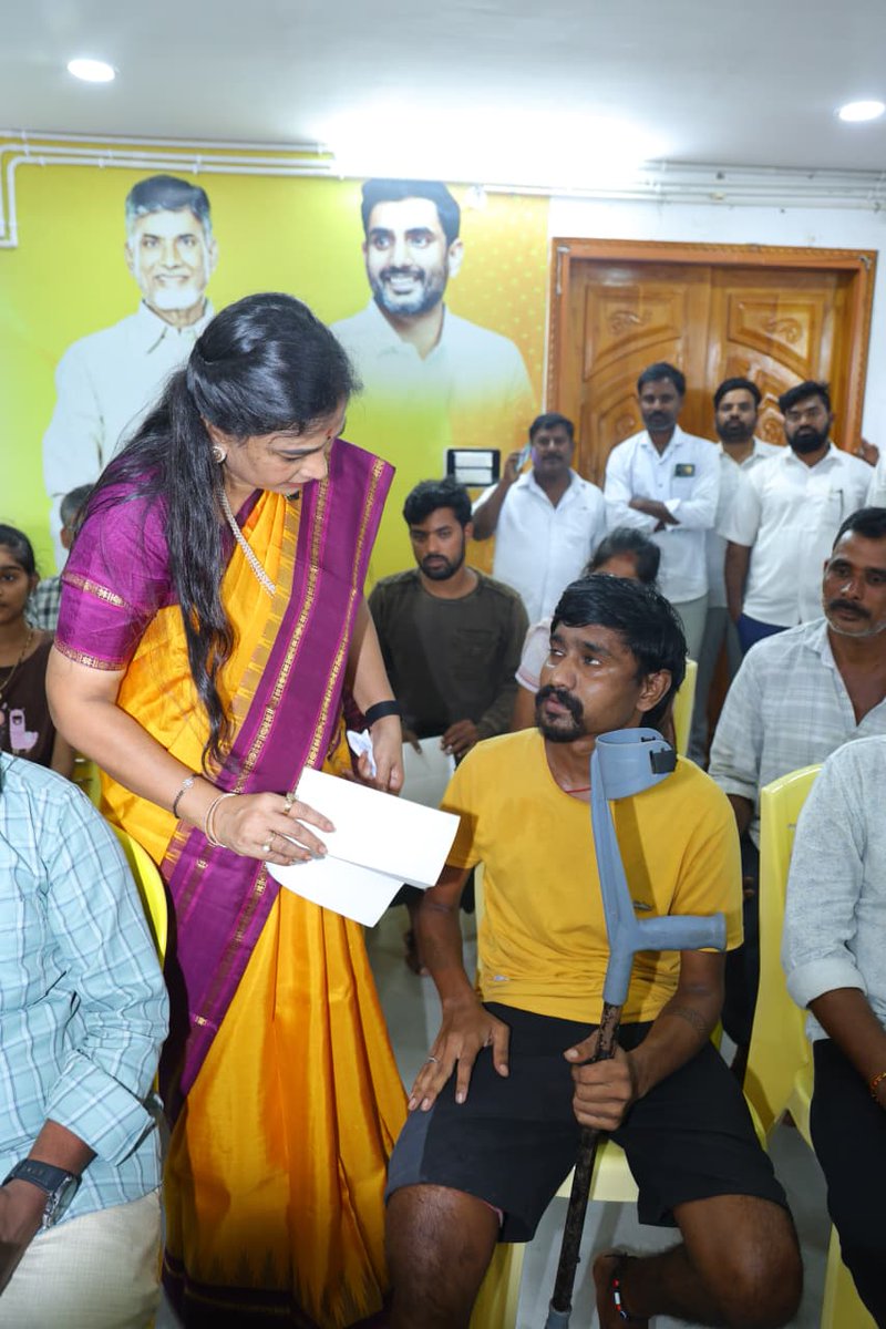 Anitha_TDP's tweet photo. పాయకరావుపేట నియోజకవర్గంలోని నాలుగు మండలాలకు చెందిన 52 మంది లబ్ధిదారులకు సీఎం రిలీఫ్ ఫండ్ చెక్కులను అందజేశాను.

అనారోగ్యం, అత్యవసర పరిస్థితుల్లో ఉన్న పేద కుటుంబాలకు ఈ సహాయం కొంత ఊరటనివ్వడం సంతోషంగా ఉంది. అర్హులైన ప్రతి ఒక్కరికీ ప్రభుత్వ సంక్షేమ పథకాల ప్రయోజనాలు అందేలా నిరంతరం కృషి చేస్తున్నాను.

ప్రజల కష్టాల్లో అండగా నిలవడమే మా ప్రభుత్వ సంకల్పం.

 పాయకరావుపేట ప్రజల కోసం, పాయకరావుపేట అభివృద్ధి కోసం, ఎల్లప్పుడూ మీతోనే.

#HomeMinister #VangalapudiAnitha #TDP #AndhraPradesh