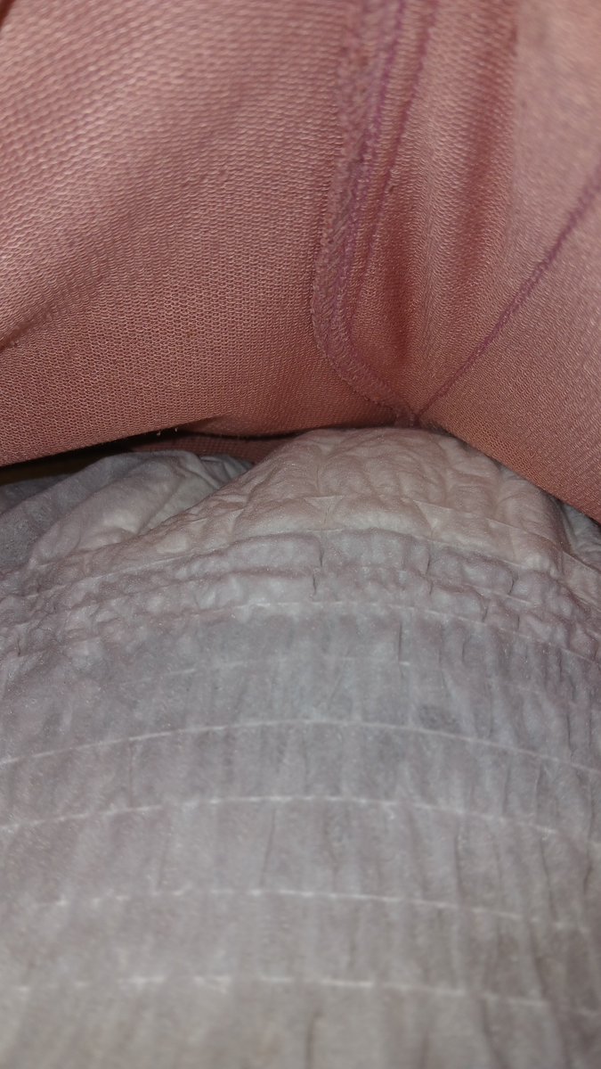 erika_lorita's tweet photo. Udah gede tapi masih aja pake popok pas kerja biar gak ngompol pas meeting lol. Mana dingin pula ruangannya #abdl #popok #pipis #diaper https://t.co/swQcm4kiJS