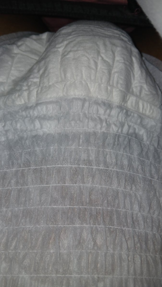 erika_lorita's tweet photo. Udah gede tapi masih aja pake popok pas kerja biar gak ngompol pas meeting lol. Mana dingin pula ruangannya #abdl #popok #pipis #diaper https://t.co/swQcm4kiJS
