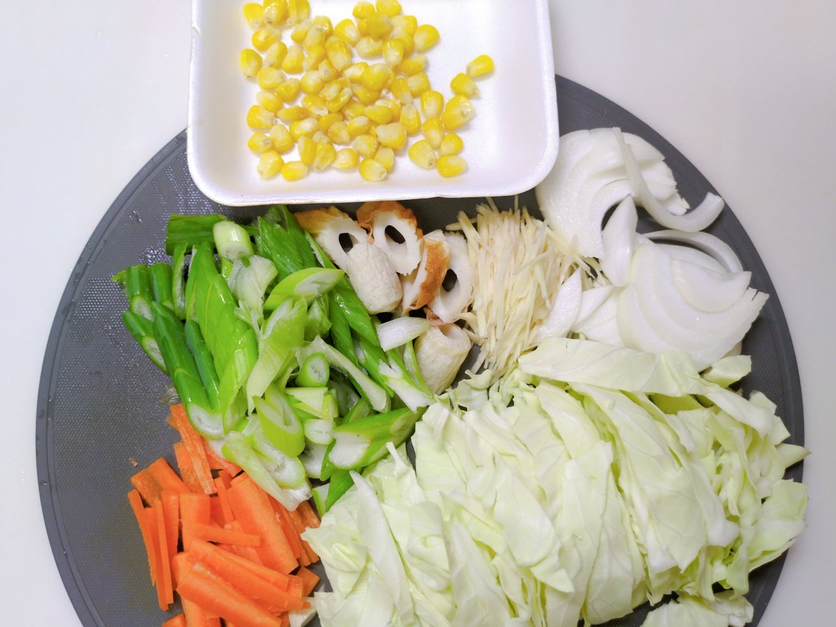 yurimarustar's tweet photo. 今日の晩ご飯

☆ちゃんぽん

どうも体調が良くならない。。
今日も早く寝よっと！
歯まで痛くなってきたわ(￣▽￣;)
これだけ具だくさんにしたら、なかなか減らなかったわꉂ🤣𐤔 https://t.co/CJUoKRB9ll