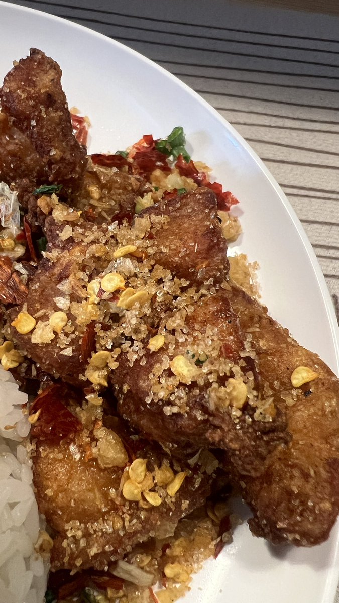 awwwfluffy's tweet photo. ประเทศแห่งการเสอไพร้ หมูกรอบคั่วพริกเกลือแต่ละร้านทีีกุเจอคือ... https://t.co/ota4q5nGFa