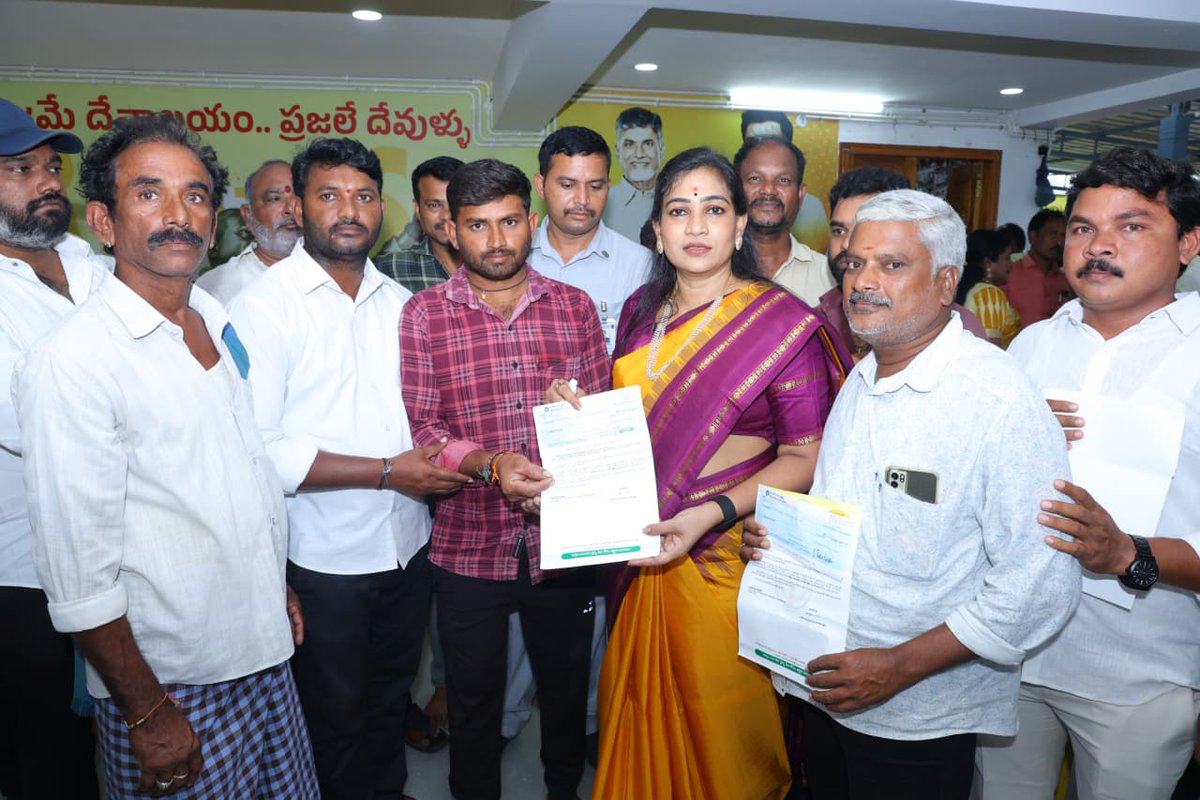 Anitha_TDP's tweet photo. పాయకరావుపేట నియోజకవర్గంలోని నాలుగు మండలాలకు చెందిన 52 మంది లబ్ధిదారులకు సీఎం రిలీఫ్ ఫండ్ చెక్కులను అందజేశాను.

అనారోగ్యం, అత్యవసర పరిస్థితుల్లో ఉన్న పేద కుటుంబాలకు ఈ సహాయం కొంత ఊరటనివ్వడం సంతోషంగా ఉంది. అర్హులైన ప్రతి ఒక్కరికీ ప్రభుత్వ సంక్షేమ పథకాల ప్రయోజనాలు అందేలా నిరంతరం కృషి చేస్తున్నాను.

ప్రజల కష్టాల్లో అండగా నిలవడమే మా ప్రభుత్వ సంకల్పం.

 పాయకరావుపేట ప్రజల కోసం, పాయకరావుపేట అభివృద్ధి కోసం, ఎల్లప్పుడూ మీతోనే.

#HomeMinister #VangalapudiAnitha #TDP #AndhraPradesh