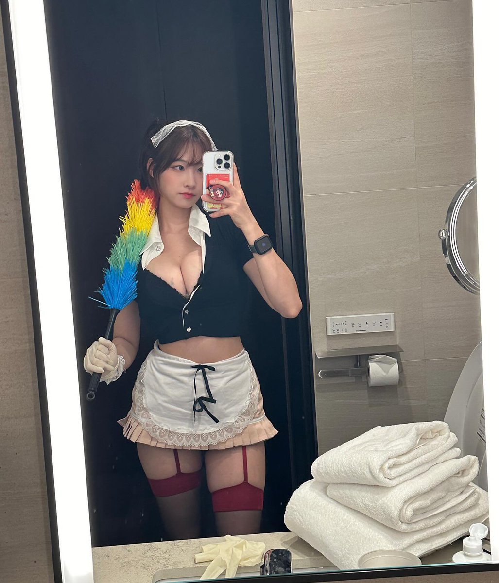 stumblestone's tweet photo. Maid mode: on.
Rumah udah bersih, tapi memek malah minta diisi. Pas banget mas lagi mampir, alhasil langsung aku dorong ke kasur, naik di atasnya, masukin kontolnya dalem-dalem dan aku genjot sampe badanku gemeteran.

Deep cleaning day? No. Deep fucking my pussy day. 🥴 https://t.co/W1puVAPzpy