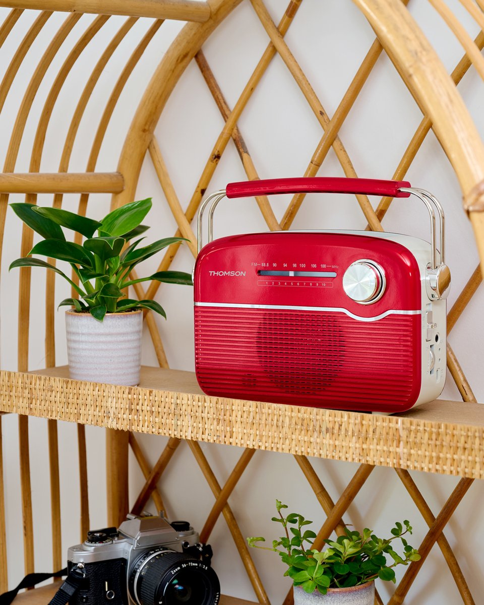 BigbenFrance's tweet photo. Découvrez la radio Bluetooth rechargeable Thomson RTS450BT, l'alliance parfaite entre un design vintage charmant et une technologie moderne (Batterie Li-ion rechargeable par USB-C ou panneau solaire, Bluetooth) ! 📻☀️
👉 https://t.co/zYOjimbUie
#RadioSolaire #ThomsonAudio https://t.co/8IaXTfOKjw