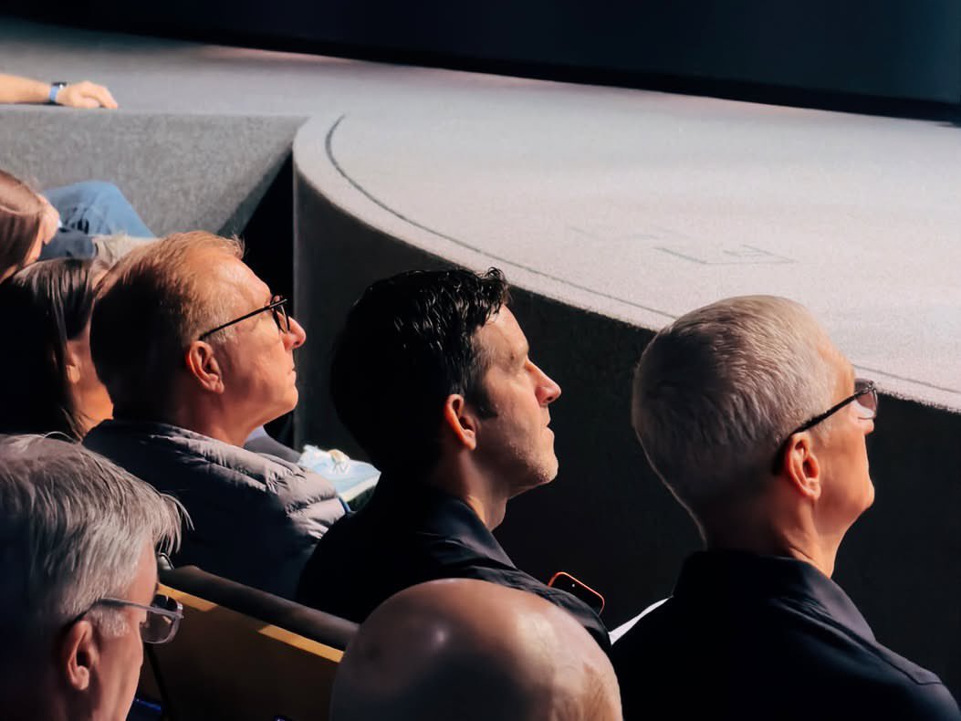 maywrld01's tweet photo. Heads of Apple https://t.co/EvRGLo6GfZ