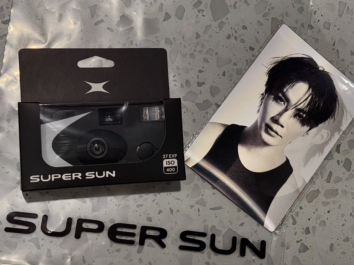 MEWJAExZEEPRUK's tweet photo. Super Sun ทำดีไปหมด แม้แต่กระบอกโปสเตอร์ยังเท่เลย 🖤✨

#SUPERSUN
#SUPERSUNxSIAMDISCOVERY
#SUPERSUNINSOLUTIONEXHIBITION
#SUPERSUNEXHIBITION https://t.co/X5oMoXnlNo