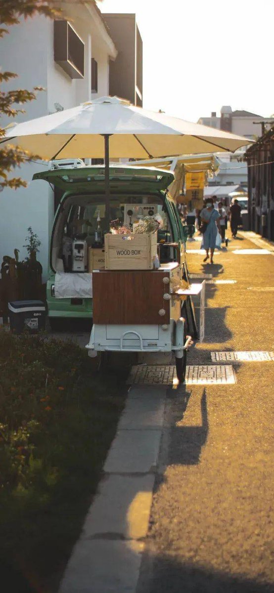 BeaChawla260's tweet photo. Quick street snap: golden sunlight slanting down on a sidewalk food cart, steam curling up into the warm breeze. Small, perfect city moment. https://t.co/sZGlBEba4A