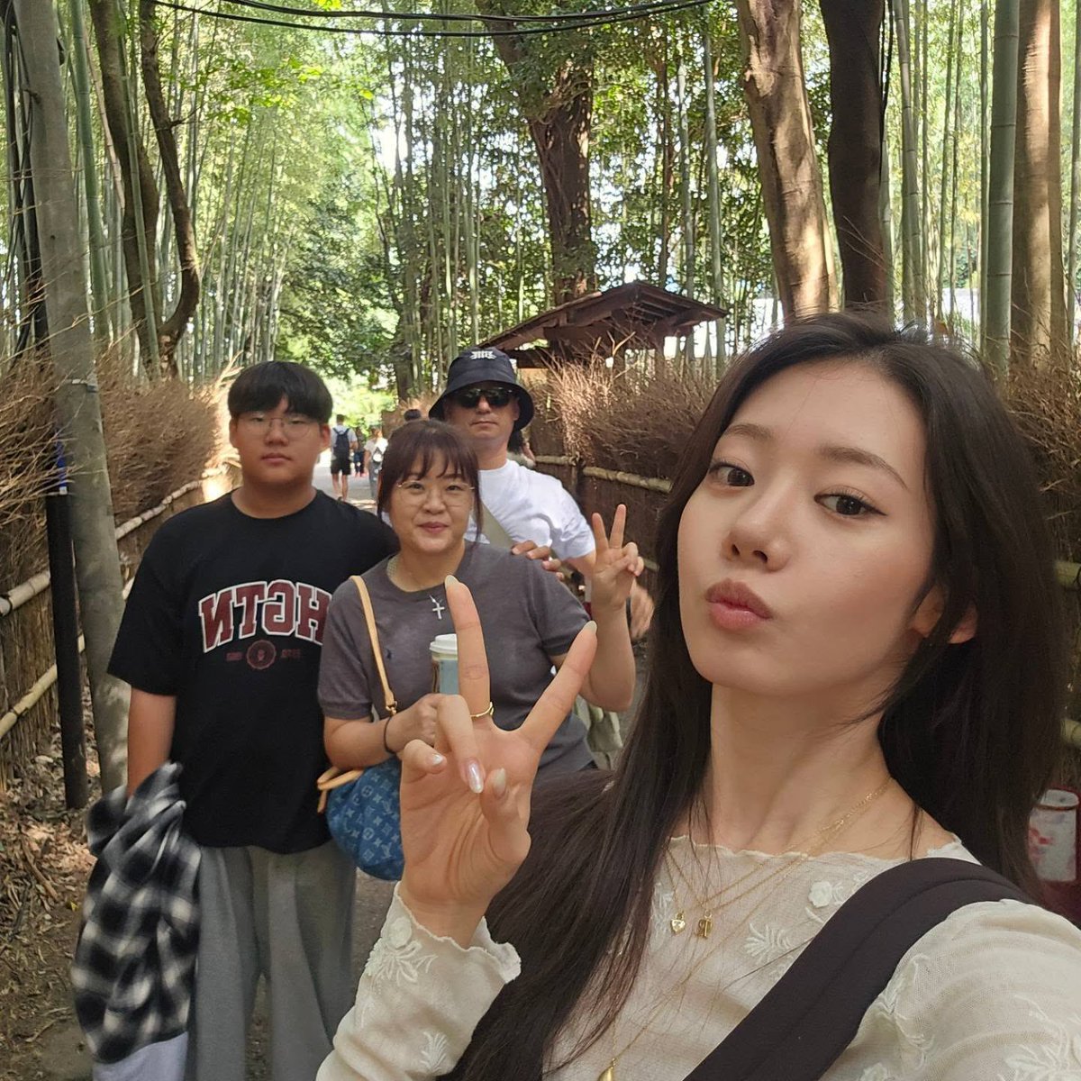 picbaemon's tweet photo. RORA’s mom posted a picture of RORA   and her family on Instagram! https://t.co/iBbVnvMeqe