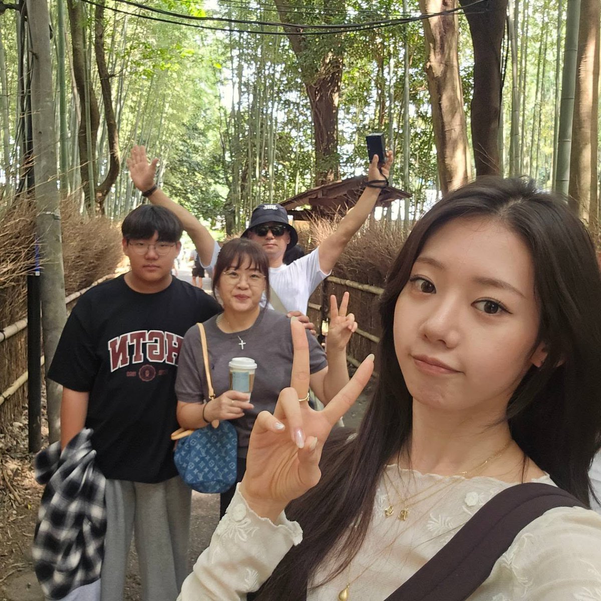 picbaemon's tweet photo. RORA’s mom posted a picture of RORA   and her family on Instagram! https://t.co/iBbVnvMeqe
