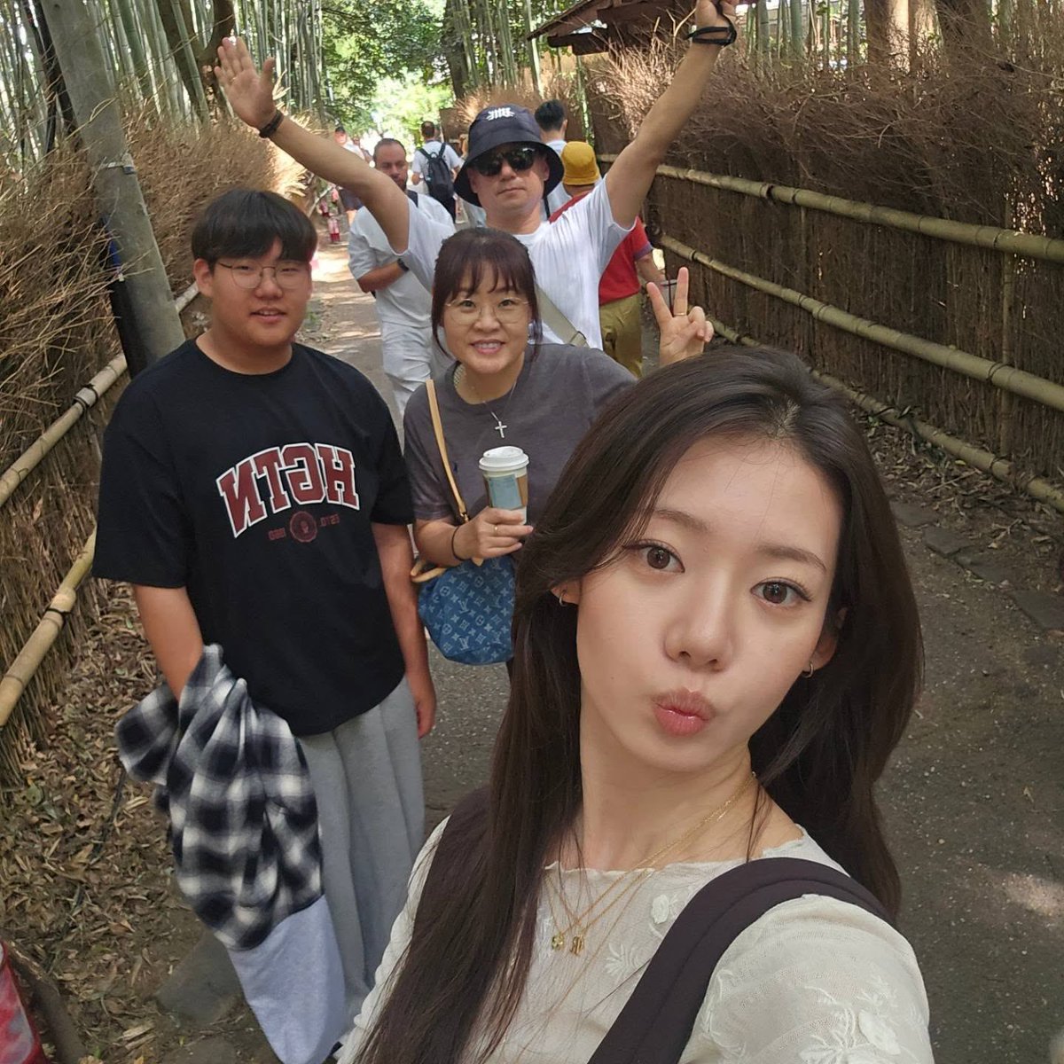 picbaemon's tweet photo. RORA’s mom posted a picture of RORA   and her family on Instagram! https://t.co/iBbVnvMeqe