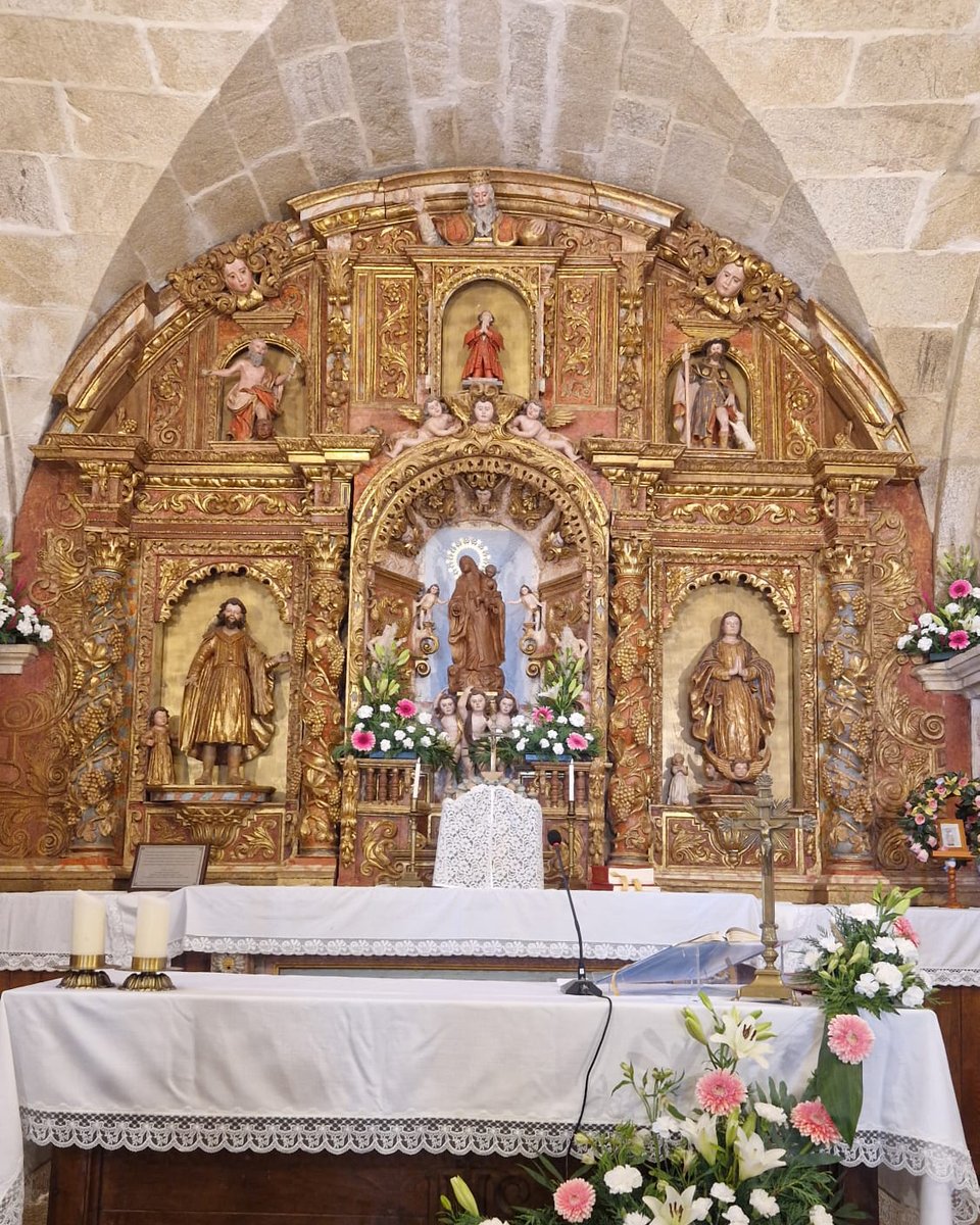 AngelRoConde's tweet photo. Sempre é un pracer acudir á romaría da Nosa Señora da Mercé, na ermida de Bandín, e compartir o xantar cos veciños. Ademais, como é unha celebración moi vinculada coa zona de Barcala, onte tamén contamos coa compañía do alcalde da Estrada, @GonzaLouzao. Todos boa xente. https://t.co/EEsN7QMuiV