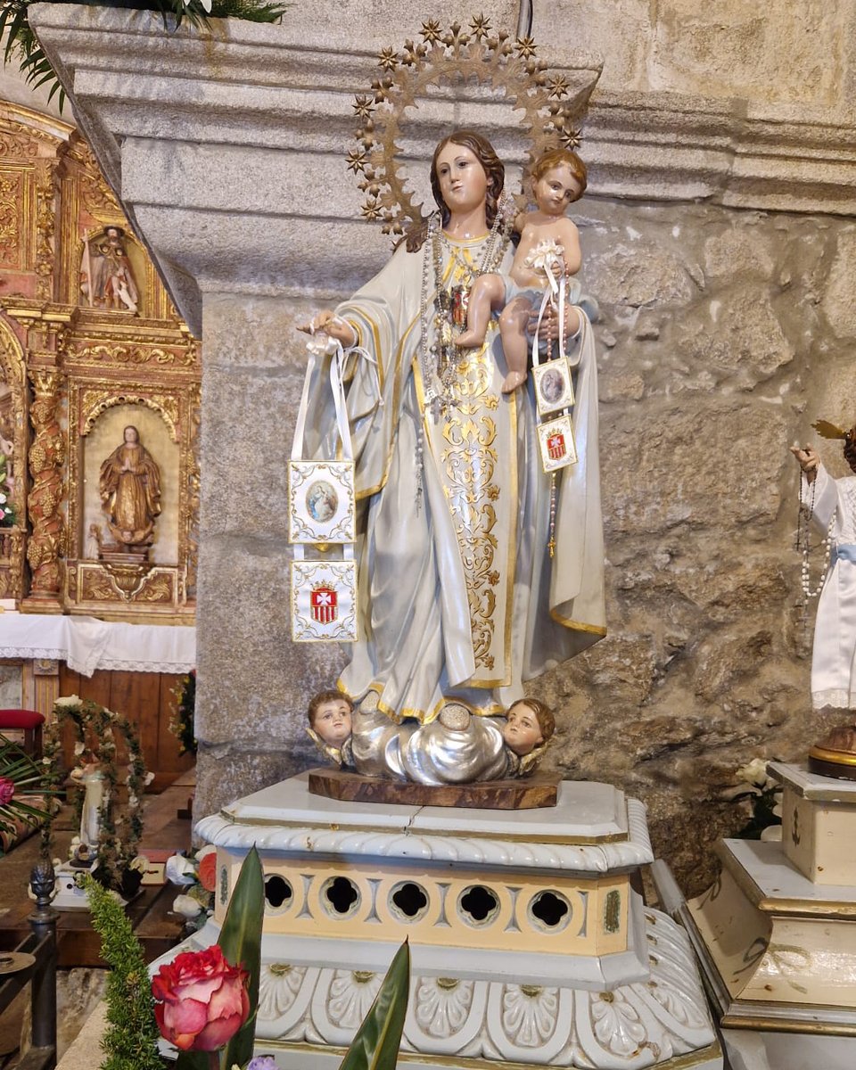 AngelRoConde's tweet photo. Sempre é un pracer acudir á romaría da Nosa Señora da Mercé, na ermida de Bandín, e compartir o xantar cos veciños. Ademais, como é unha celebración moi vinculada coa zona de Barcala, onte tamén contamos coa compañía do alcalde da Estrada, @GonzaLouzao. Todos boa xente. https://t.co/EEsN7QMuiV