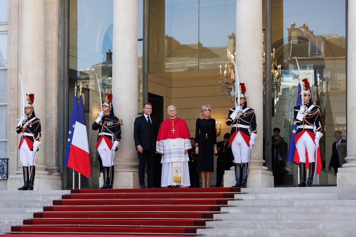 EmmanuelMacron's tweet photo. Très Saint-Père, votre visite nous honore. Elle dit la force des liens qui unissent le Saint-Siège et la France.

Face aux défis de notre temps, nous porterons ensemble un message de paix, de fraternité et d’espérance. https://t.co/RVgBeH4QmZ