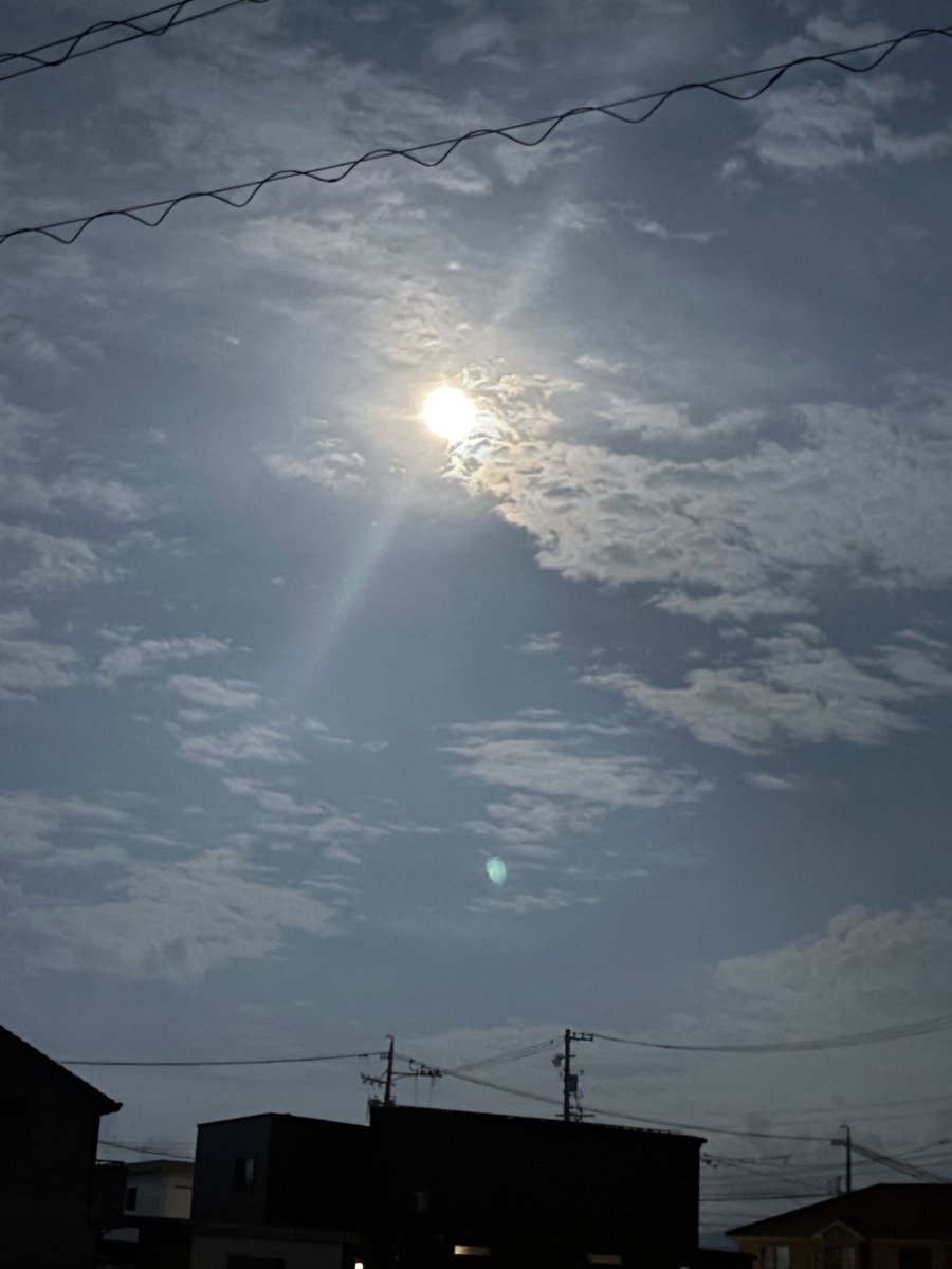 fl_88623's tweet photo. 今夜の予報は曇り☁️、お月見は諦めとったけど、雲間から��麗なお月様😊
少し月光浴しましょう
隠れちゃったら ＃ダイヤモンドアート のお月様を楽しみましょう♪🐇

＃中秋の名月 https://t.co/U7uCWA1h7r