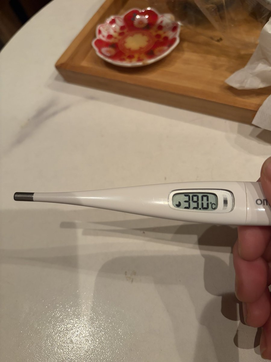 morimoribreak's tweet photo. 9月17日から続いていた発熱を9月26日を持って自然治癒で完治した。

やった事はお酒を飲む事(9月19日の深夜から飲酒開始)
※アルコール飲料で菌を消滅

食欲がなくてもなるべく食べ物を腹にぶち込む。

眠くなったら寝る事。

↑こ���の繰り返しをしたら薬に頼らずにどんな熱でも治るよ。 https://t.co/eFumGgYG9p