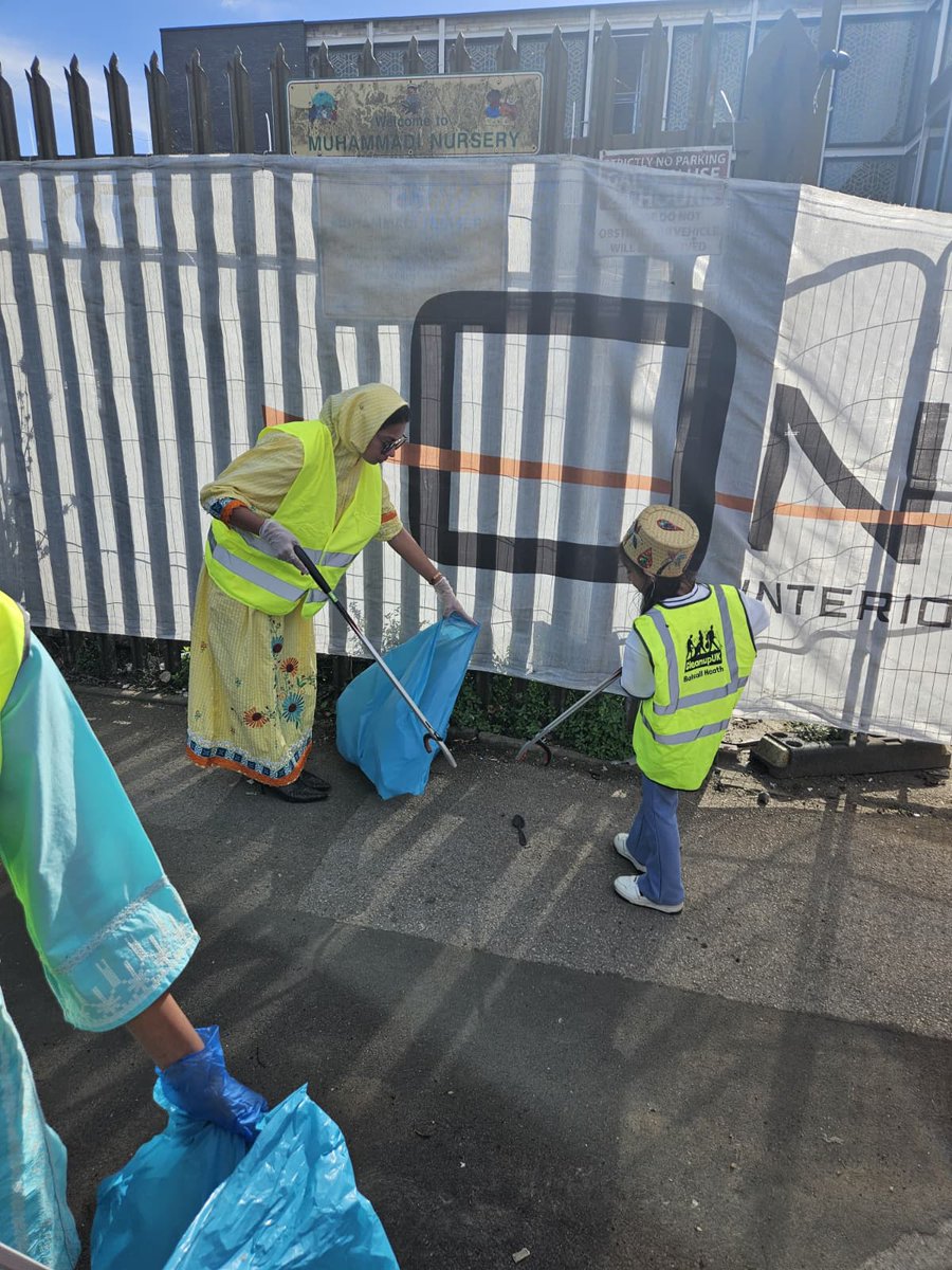 Bohras_UK's tweet photo. To mark the @WorldCleanupUK in #Birmingham, @Dawoodi_Bohras  joined @AlAbbasCentre, @WhoIsHussainBHM and @Cleanup_UK , as volunteers came together to clear local streets, collect litter and care for the spaces we all share.
@ProjectRiseDB https://t.co/XmQQK8lqYI