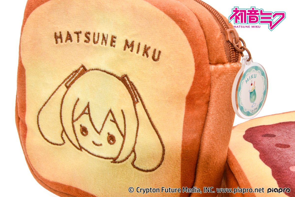 crux_anime's tweet photo. ピアプロキャラクターズin名古屋 イベント商品情報🍞

名古屋名物「小倉トースト」をモチーフにした
 小倉トースト風ポーチが登場♪
ふわふわのトーストに、キャラクターのお顔をかわいく刺繍💕
見た目もインパクトたっぷりな、名古屋ならではのアイテムです！

#初音ミク #ピアプロキャラクターズ https://t.co/AAkhURdVHD