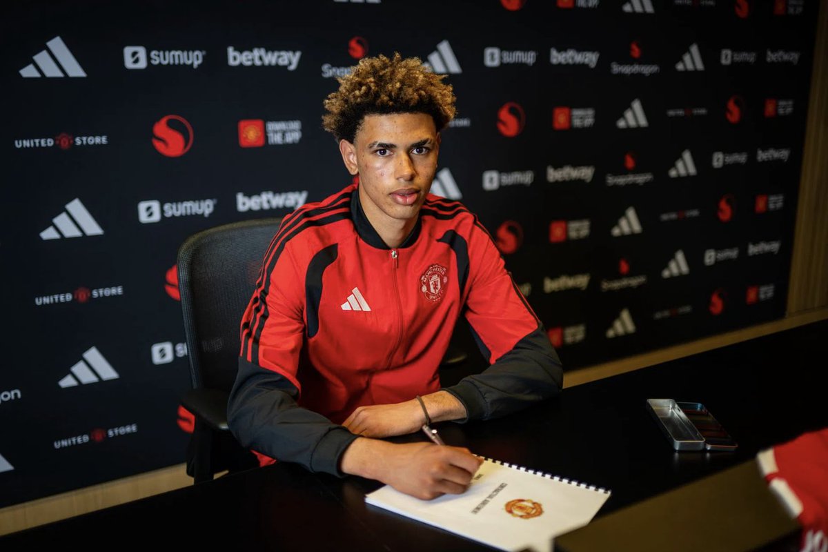 UtdDistrict's tweet photo. #mufc's future is in good hands 🤩🇩🇪 https://t.co/GNPG29ovSZ