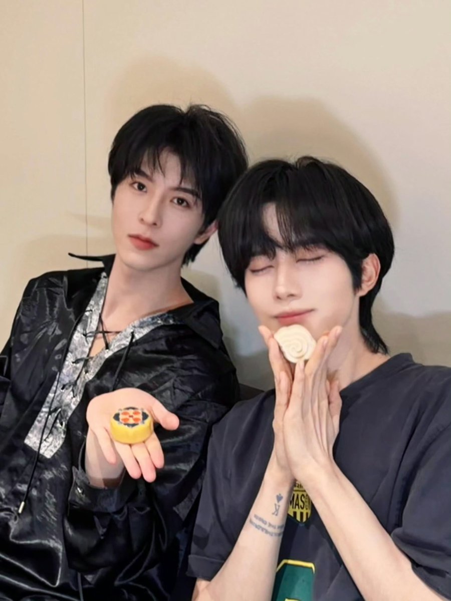 0rangeFair's tweet photo. 260925 weibo

Happy Mid-Autumn Festival~ Happy Qiuqiu~ 🌕

#XingQiu #EliotHuang #KipukaQiu #HuangXing #QiuDingjie #XYQQJ #黄星 #邱鼎杰 https://t.co/Y7oEQaLzGZ