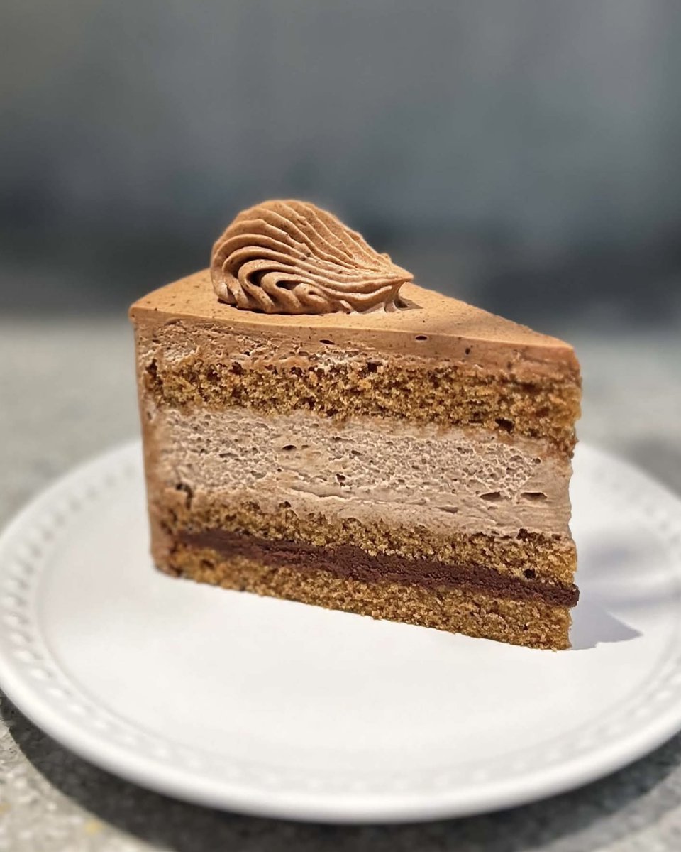 Minimal_tokyo's tweet photo. 祖師ヶ谷店に、新しい“定番”ができました。
3周年をきっかけに誕生した「チョコレートショートケーキ -CLASSIC-」

しっとり軽やかなジェノワーズに、なめらかなシャンティショコラ。
そこへ濃厚なカカオのコクを感じるガナッシュを重ねました。

華やかな季節のケーキもいいけれど、
「今日はシンプルに、おいしいチョコレートケーキが食べたい。」

そんな日に選んでほしい一品です。

親しみやすいCLASSICの味わいを、軽やかな口どけのショートケーキで。

祖師ヶ谷店で、ぜひお楽しみください。